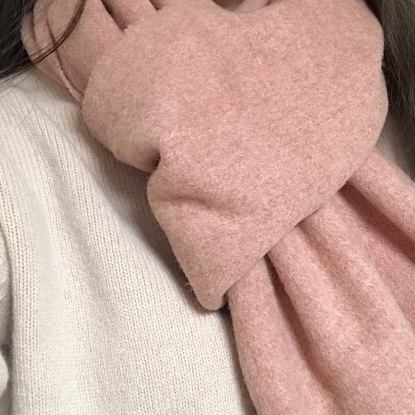 Acne Studios Narrow Wool Fringe Muffler Rose Melange 착용 스타일