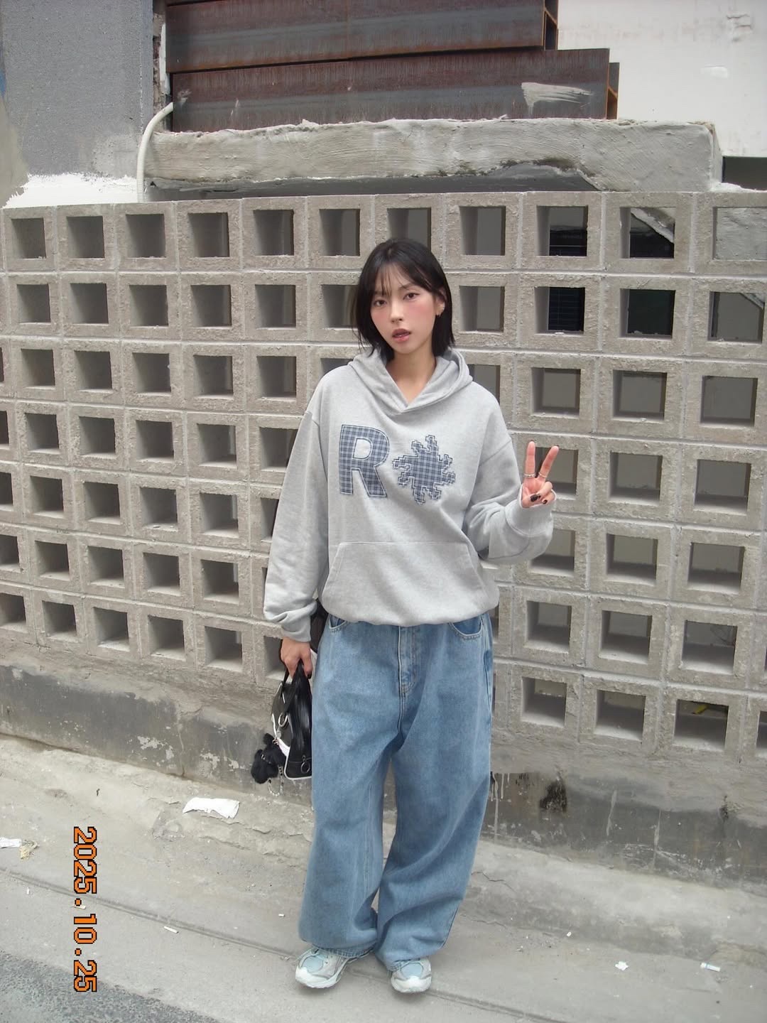 SLOW RECORD HOUSE Check Patch Hoodie Grey 착용 스타일 - 3