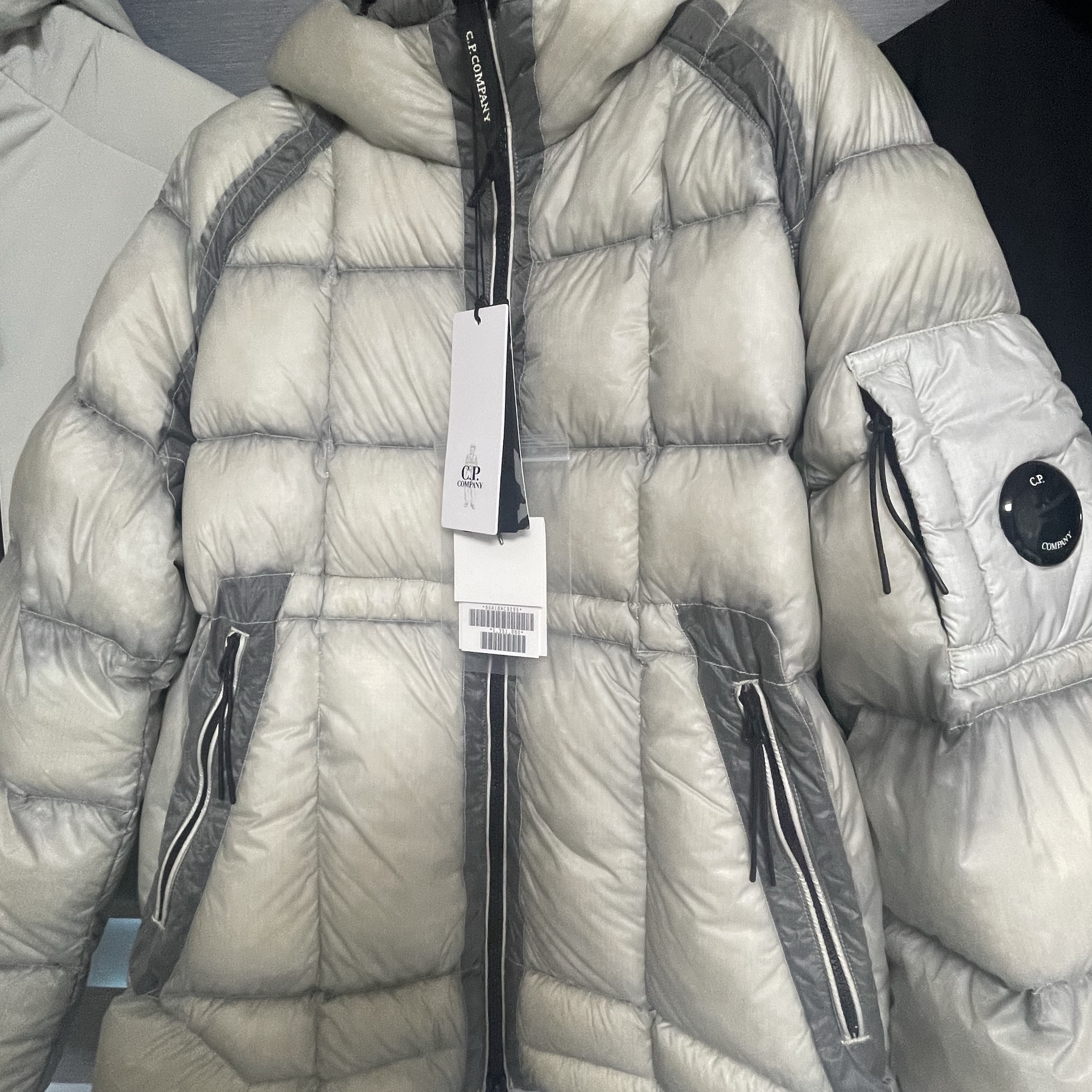 C.P. Company Korea Exclusive D.D. Shell Hooded Down Jacket Lunar Rock - 25FW, Salomon UNI Cross Insulation Jacket Light Grey 착용 스타일 - 1