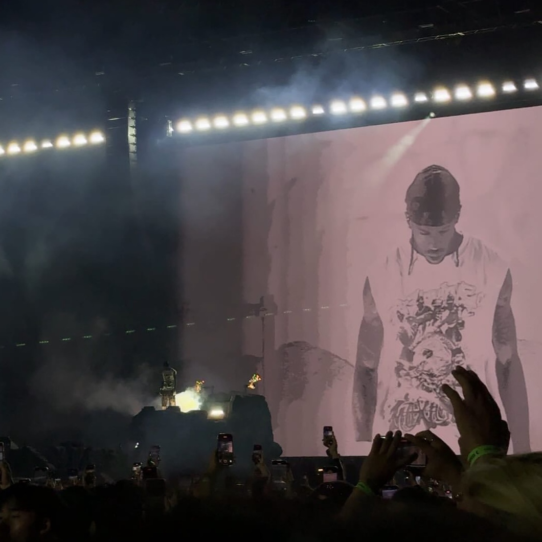 Travis Scott Circus Maximus Stadium Tour 25 T-Shirts Off White - Korea Exclusive 착용 스타일 - 1