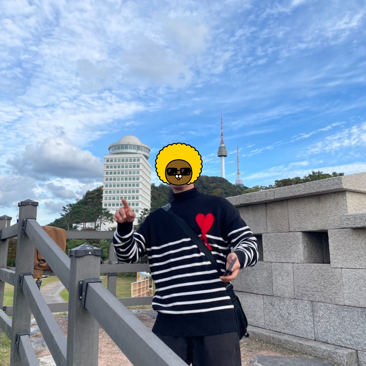 AMI de Coeur Striped Oversize Intarsia Funnel Neck Sweater Black White 착용 스타일