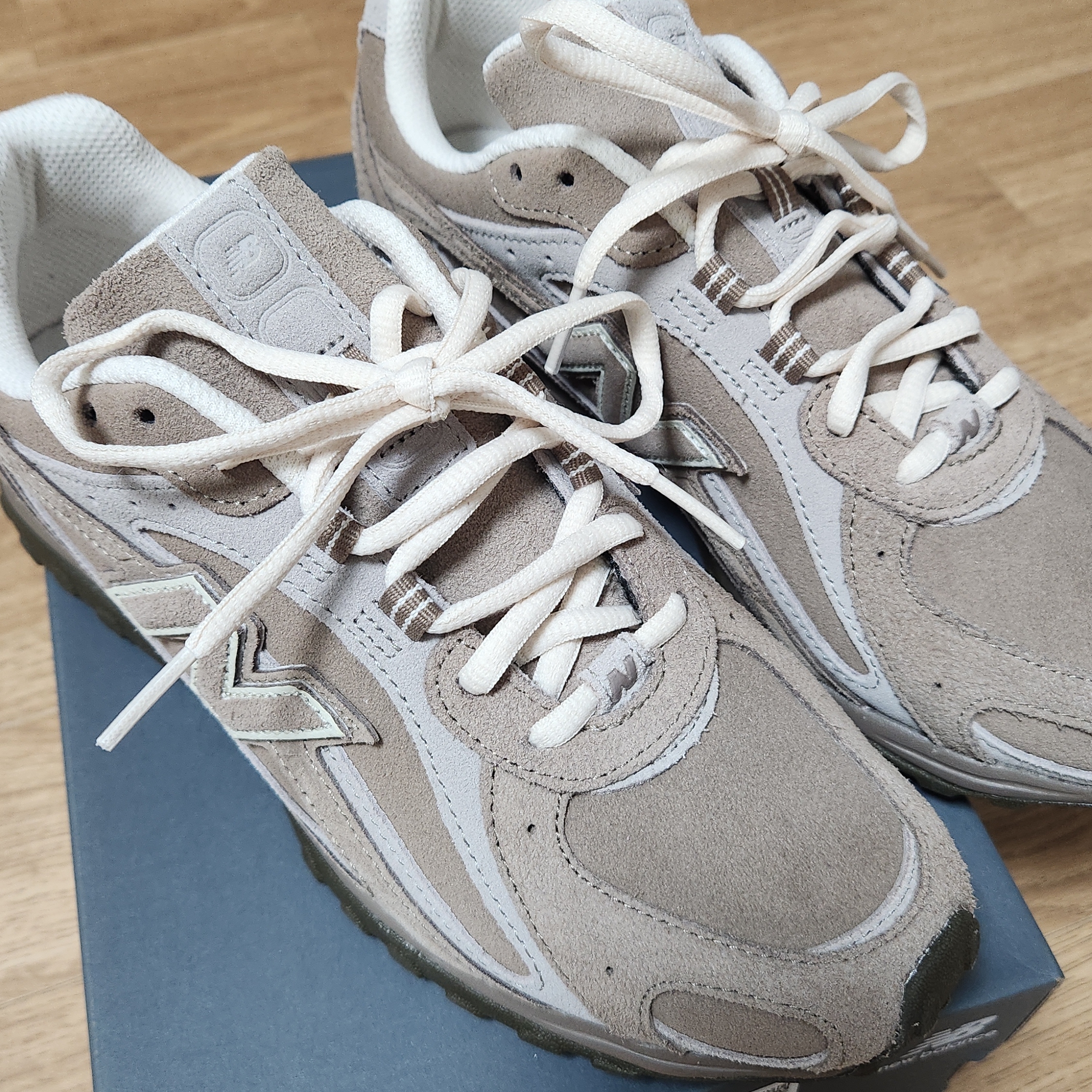 New Balance 204L Suede Mushroom Arid Stone 착용 스타일 - 4