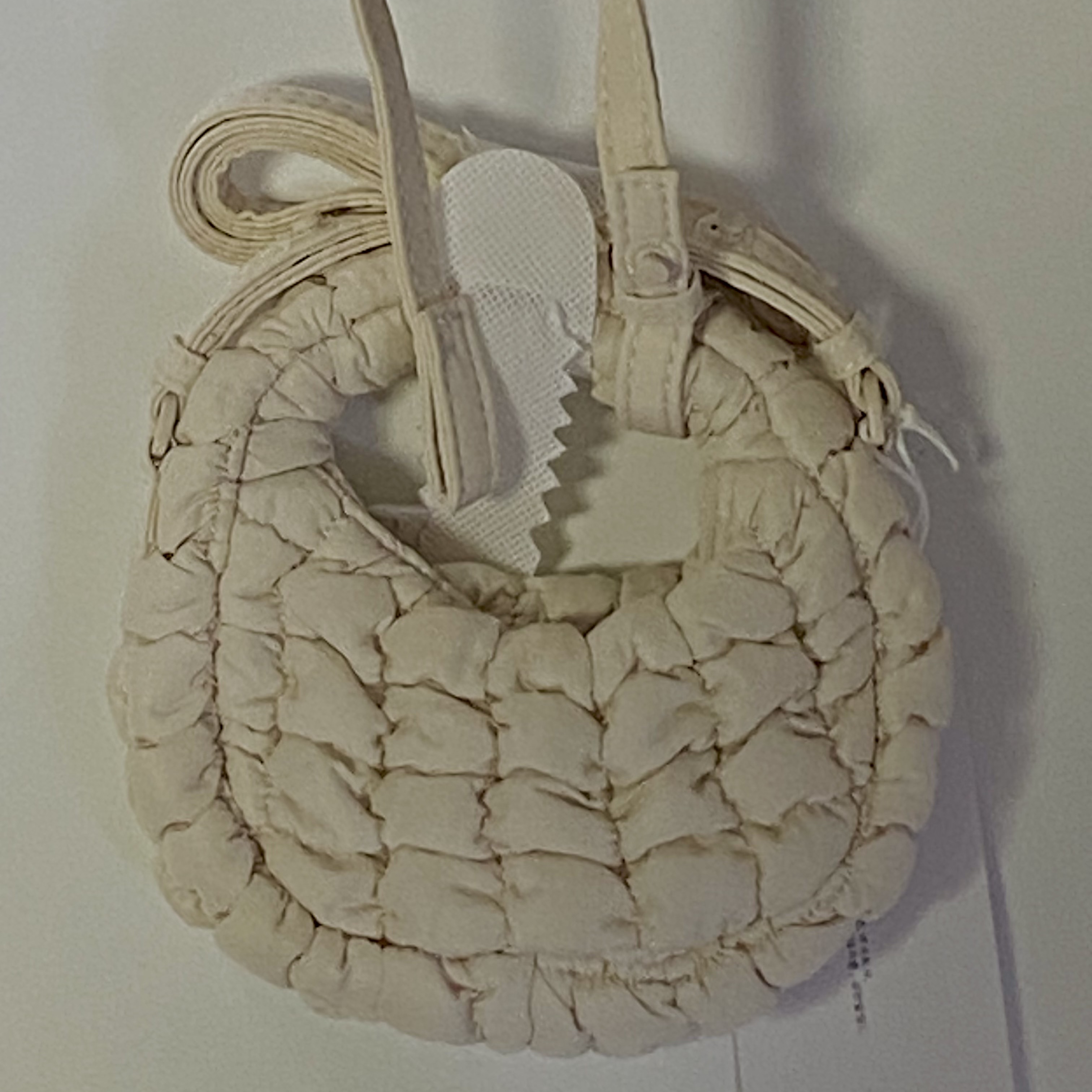 COS Quilted Nano Crossbody Bag Beige, Chanel La Creme Main Hand Cream 50ml 착용 스타일 - 2