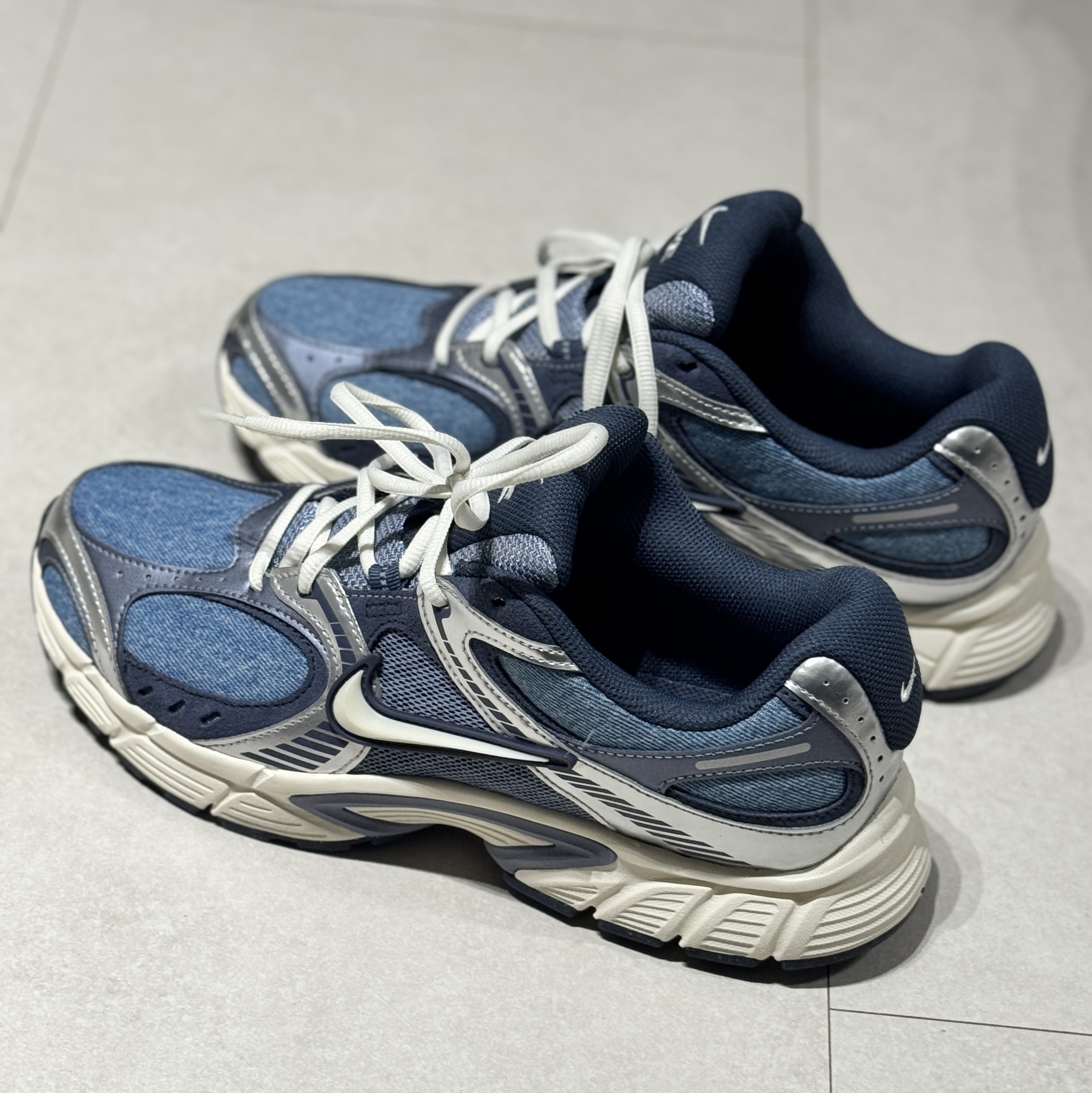 Nike V5 RNR SE Smokey Blue Metallic Silver 착용 스타일 - 2