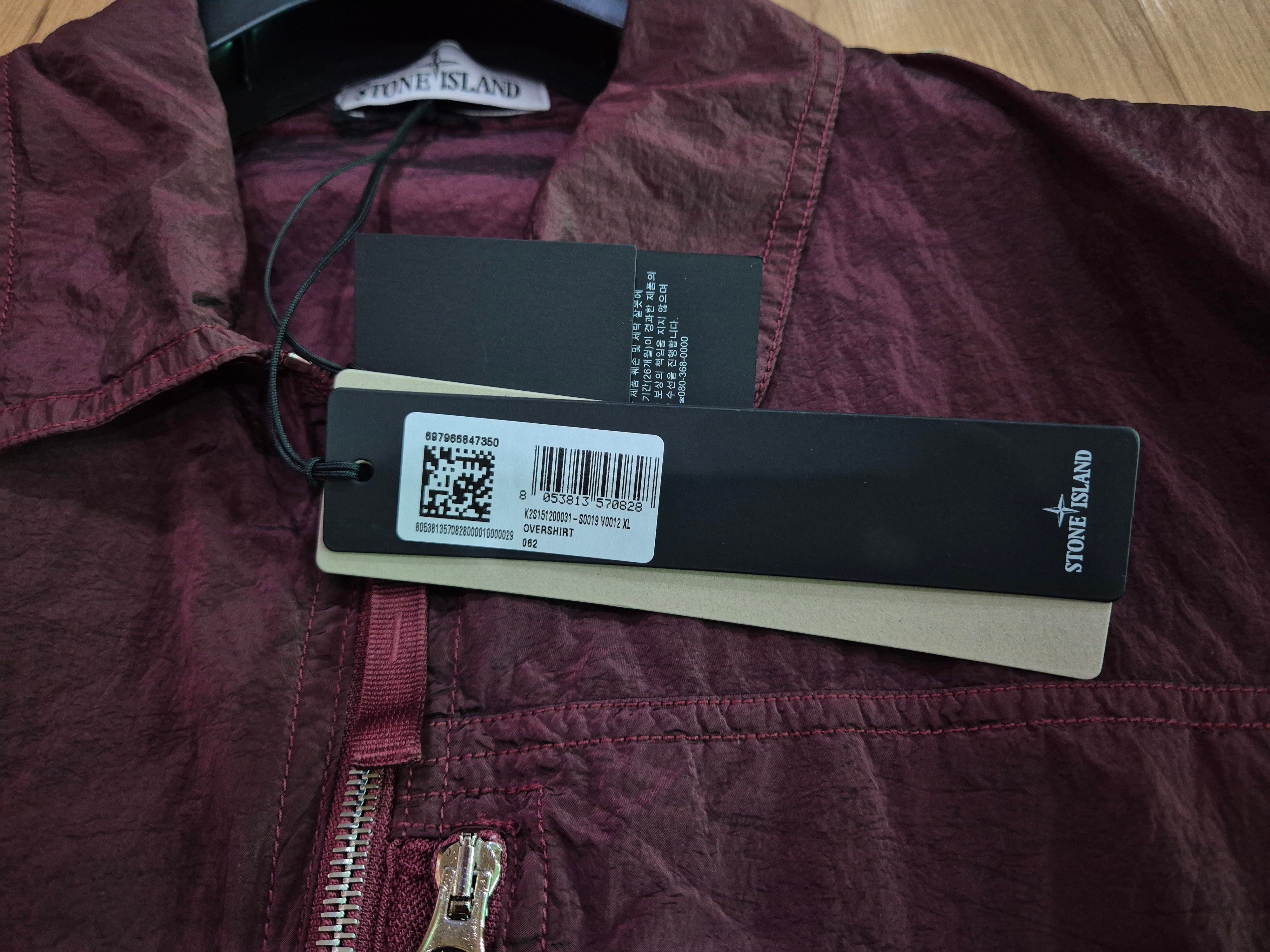 Stone Island 1200031 Nylon Metal In Econyl Comfort Fit Overshirt with Chest Pocket and Two-Way Zip Dark Burgundy - 25FW 착용 스타일 - 2
