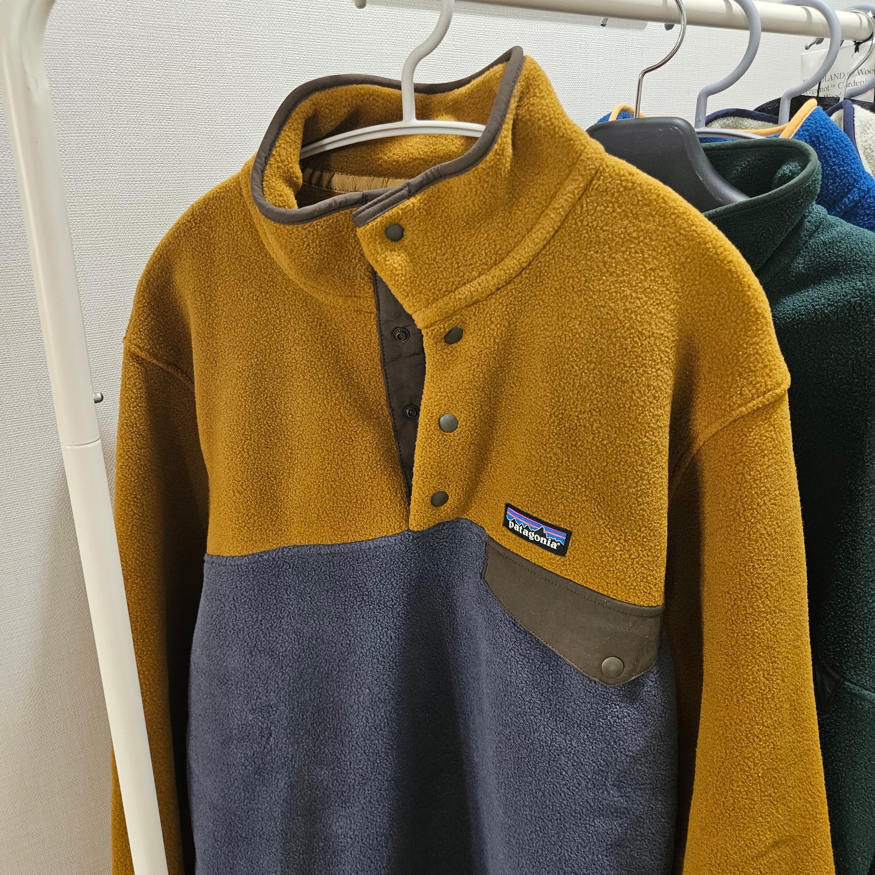 Patagonia Lightweight Synchilla Snap-T Fleece Pullover Shelter Brown, Patagonia Synchilla Snap-T Fleece Pullover Northern Green 착용 스타일 - 2