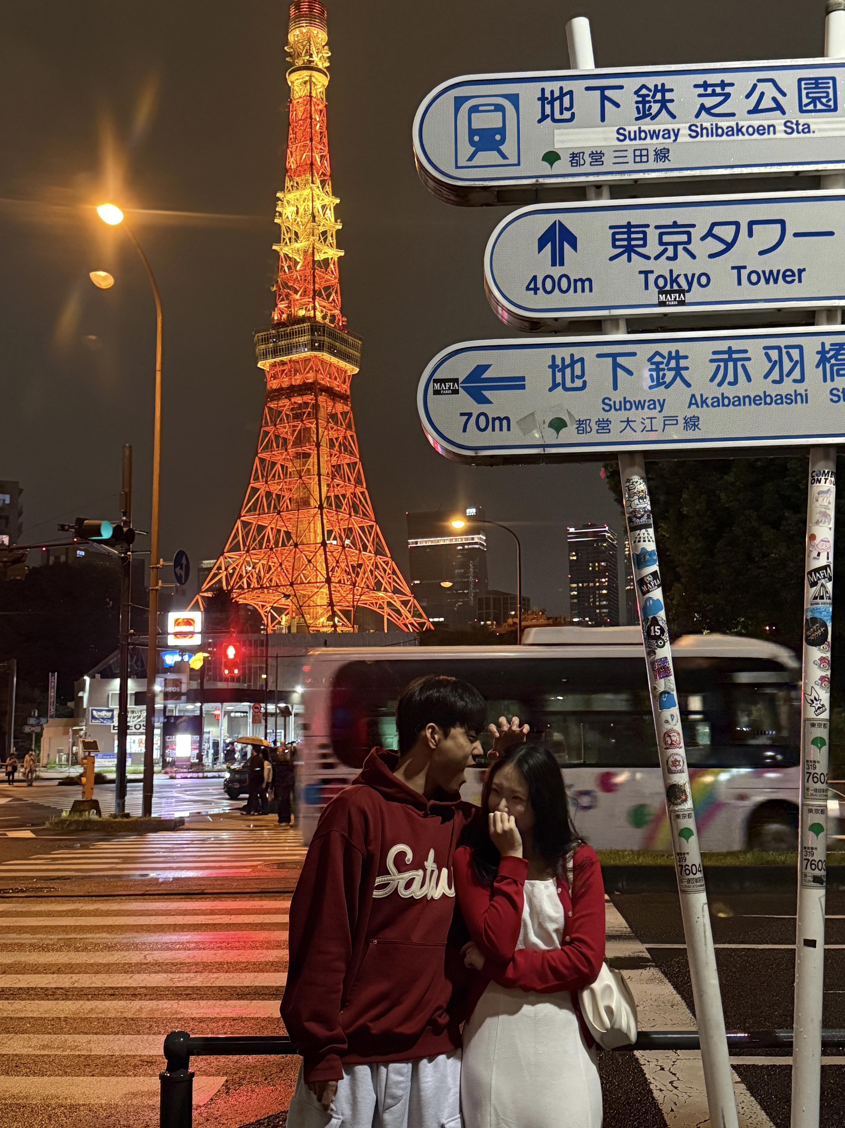 SATUR Lugo Applique Rivet Hoodie Burgundy, SATUR W Loren Basic Crewneck Fine Cardigan Red 착용 스타일 - 4