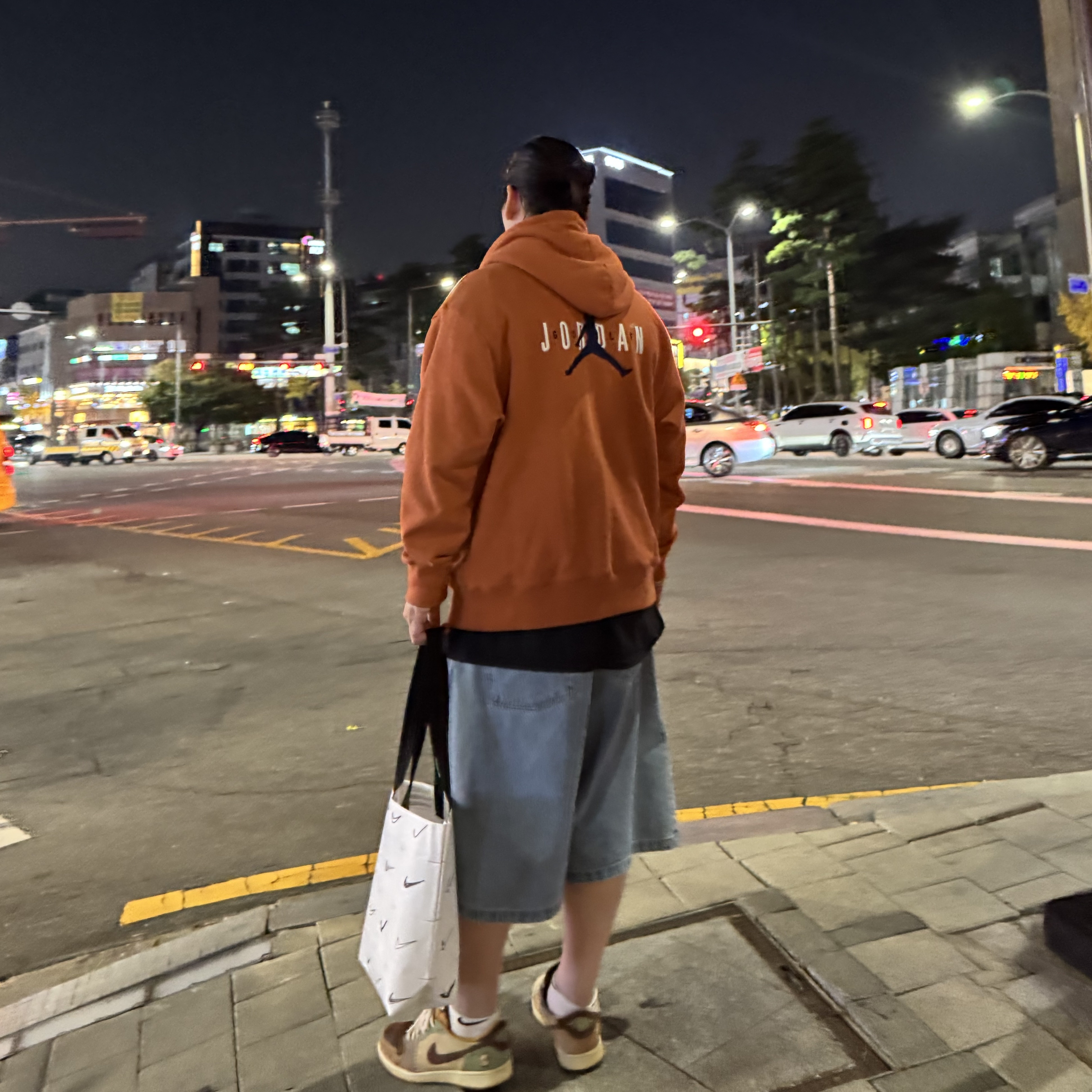 Jordan 1 x Zion Williamson Retro Low OG Flax and Oil Green, Jordan x Eastside Golf Fleece Hoodie Burnt Sunrise - Asia 착용 스타일 - 2
