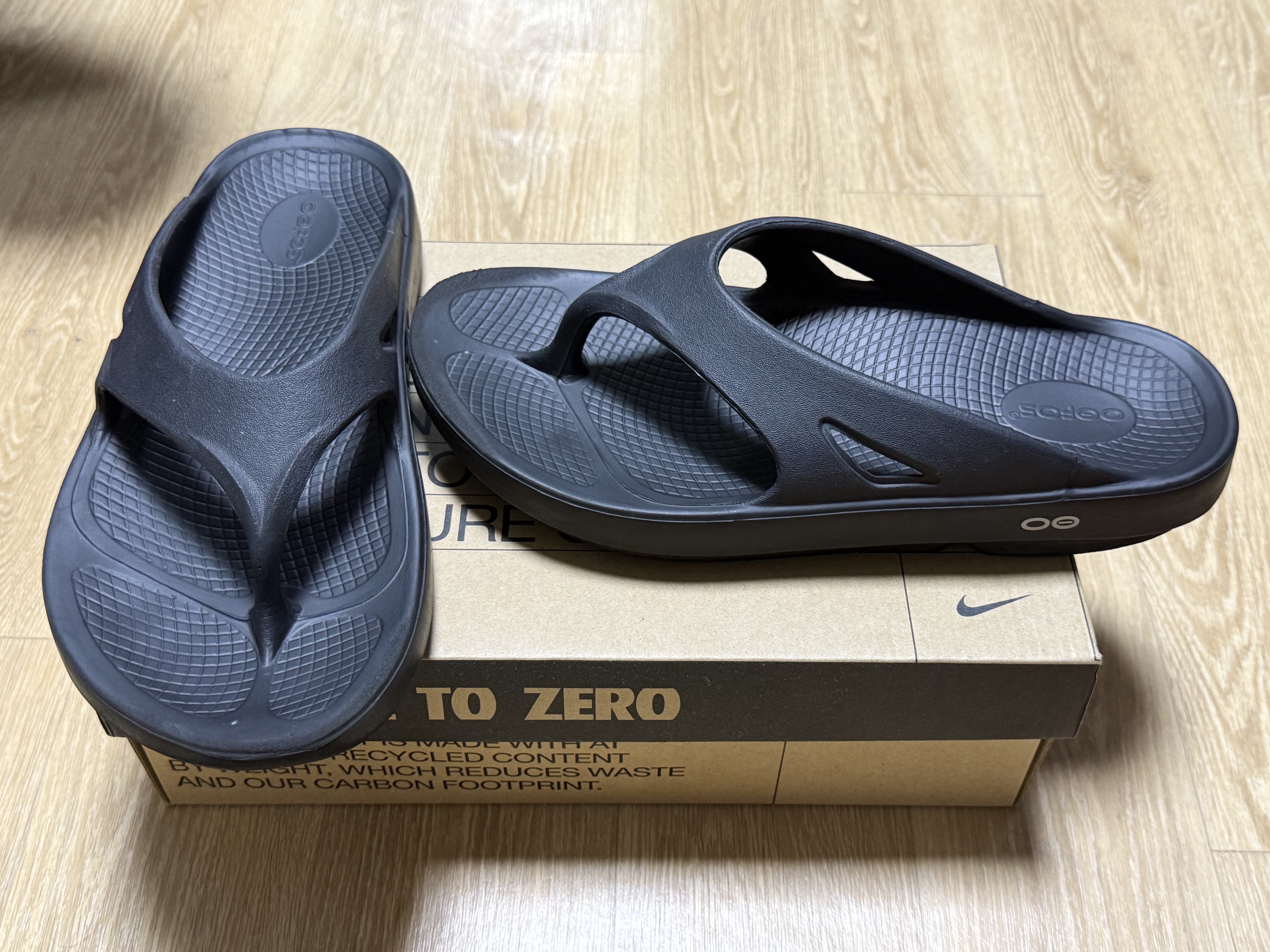 Oofos OOriginal Black 착용 스타일