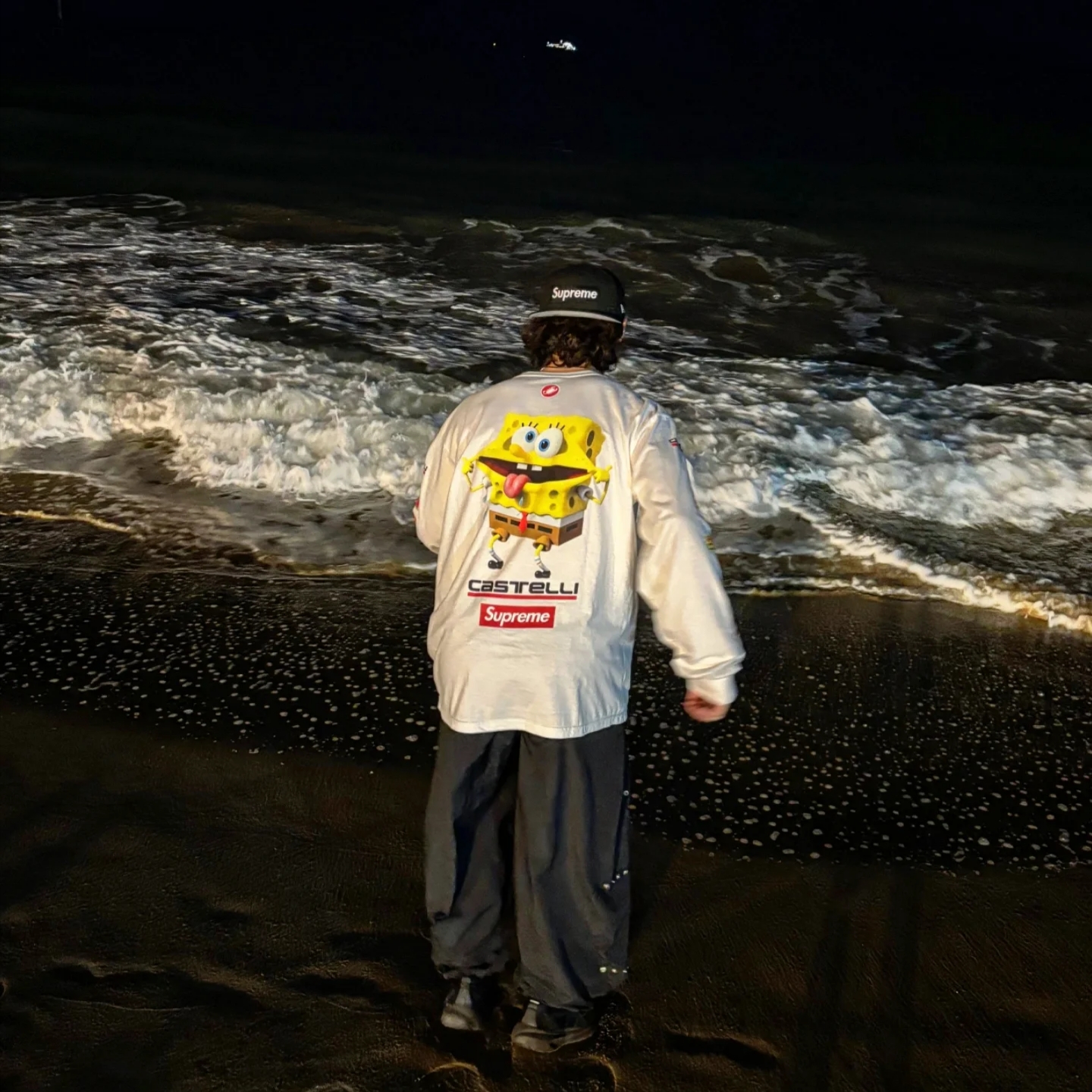 Supreme x SpongeBob SquarePants Castelli Racing L/S T-Shirt White - 25SS, Supreme Grinch Box Logo New Era Black - 24FW 착용 스타일 - 2