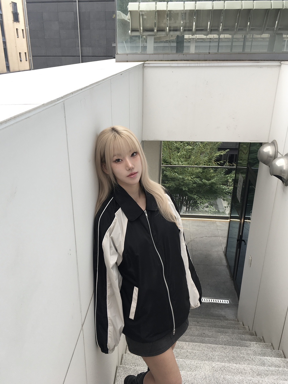 SLOW RECORD HOUSE Piping Line Windbreaker Black & Beige 착용 스타일 - 2