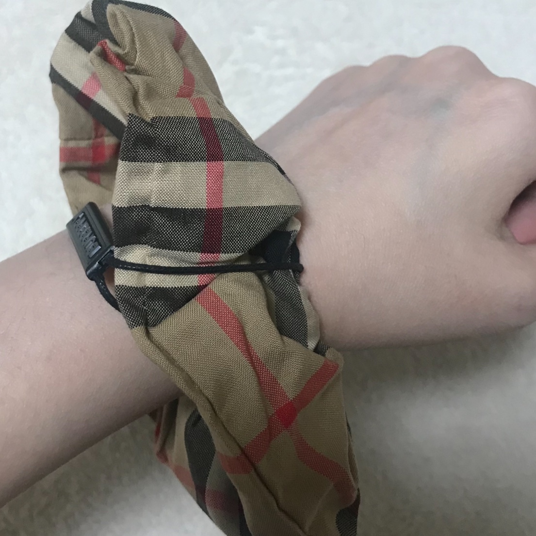 (Kids) Burberry Vintage Check Cotton Scrunchie Archive Beige 착용 스타일