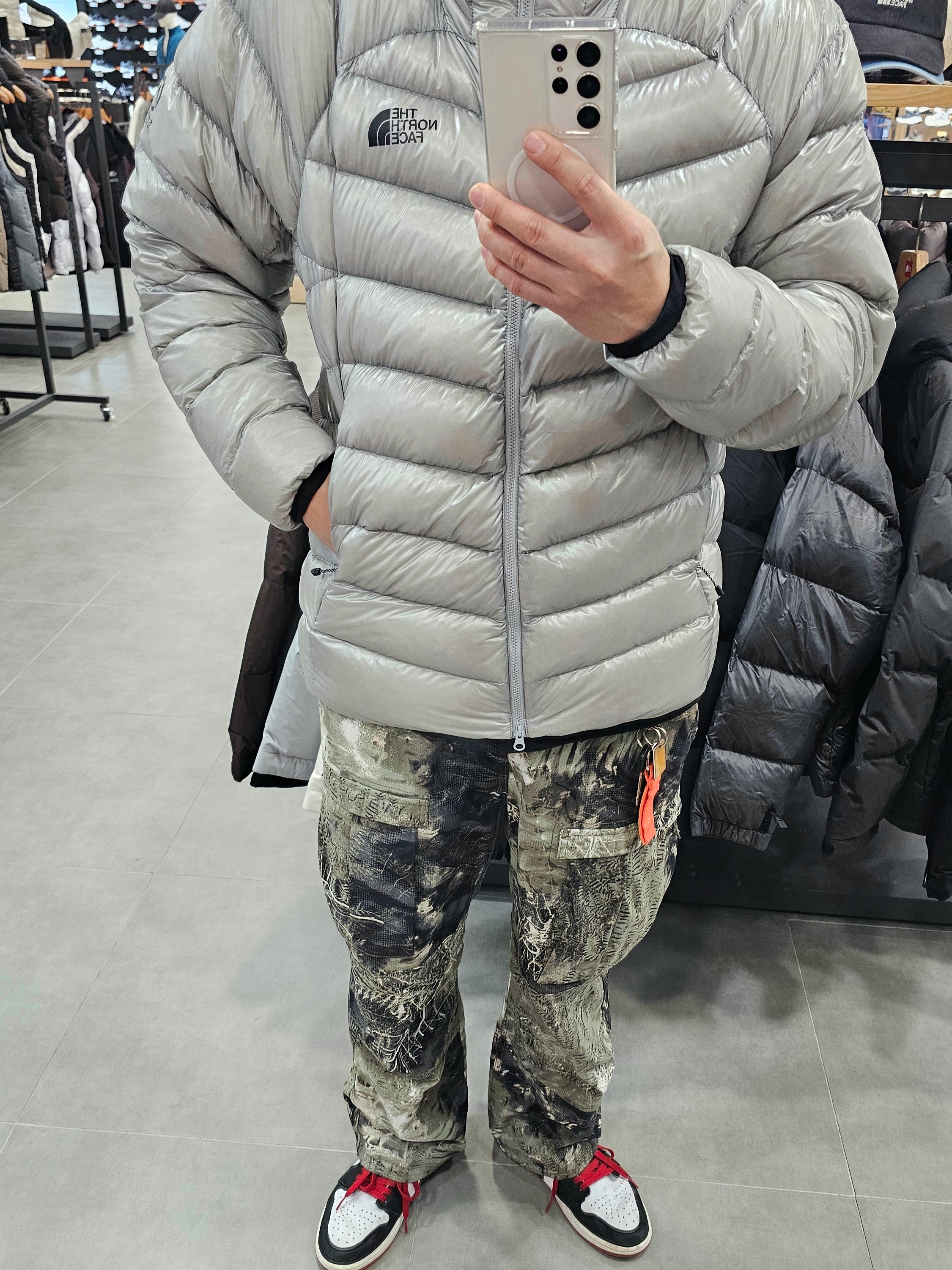 The North Face Summit Mattehorn RDS Down Jacket Light Gray, Supreme Ripstop Keychain Orange - 24SS 착용 스타일 - 1