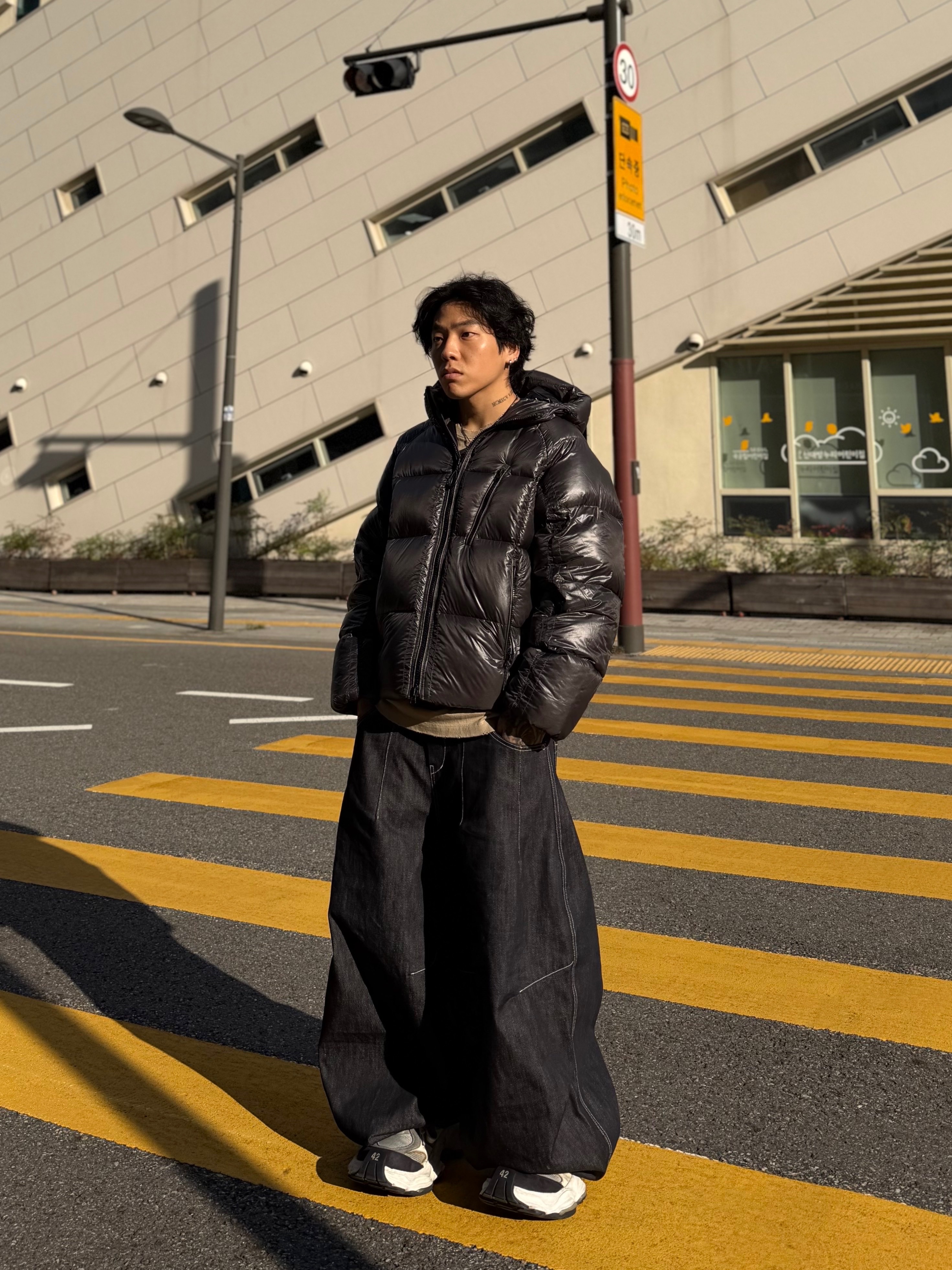 Musinsa Standard Synthetic Leather Puffer Short Padding Jacket Black, Balenciaga Cargo Sneakers White Grey 착용 스타일 - 6