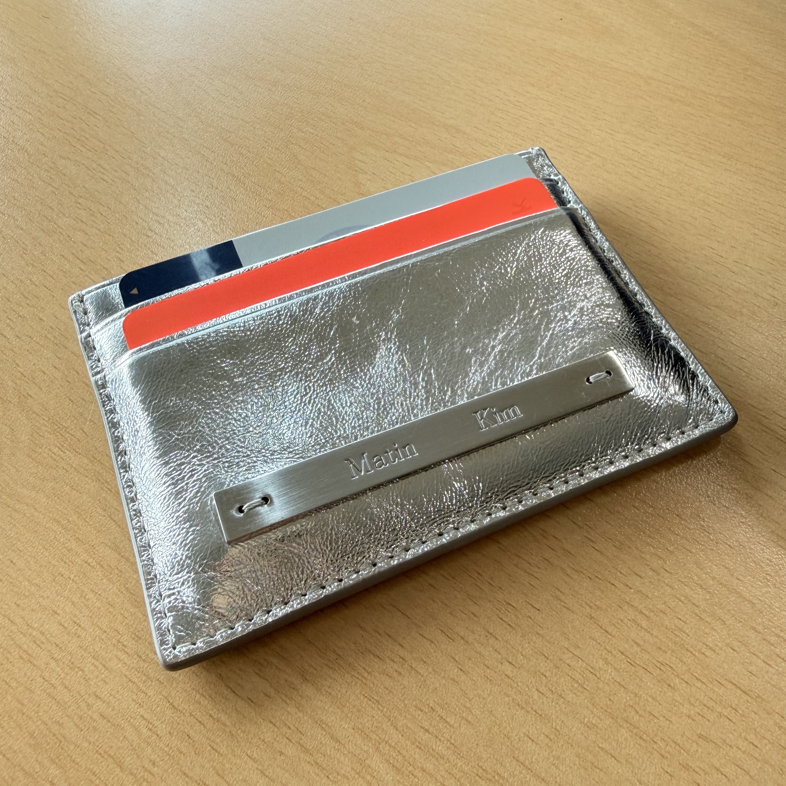 Matin Kim Vintage Card Wallet Silver 착용 스타일