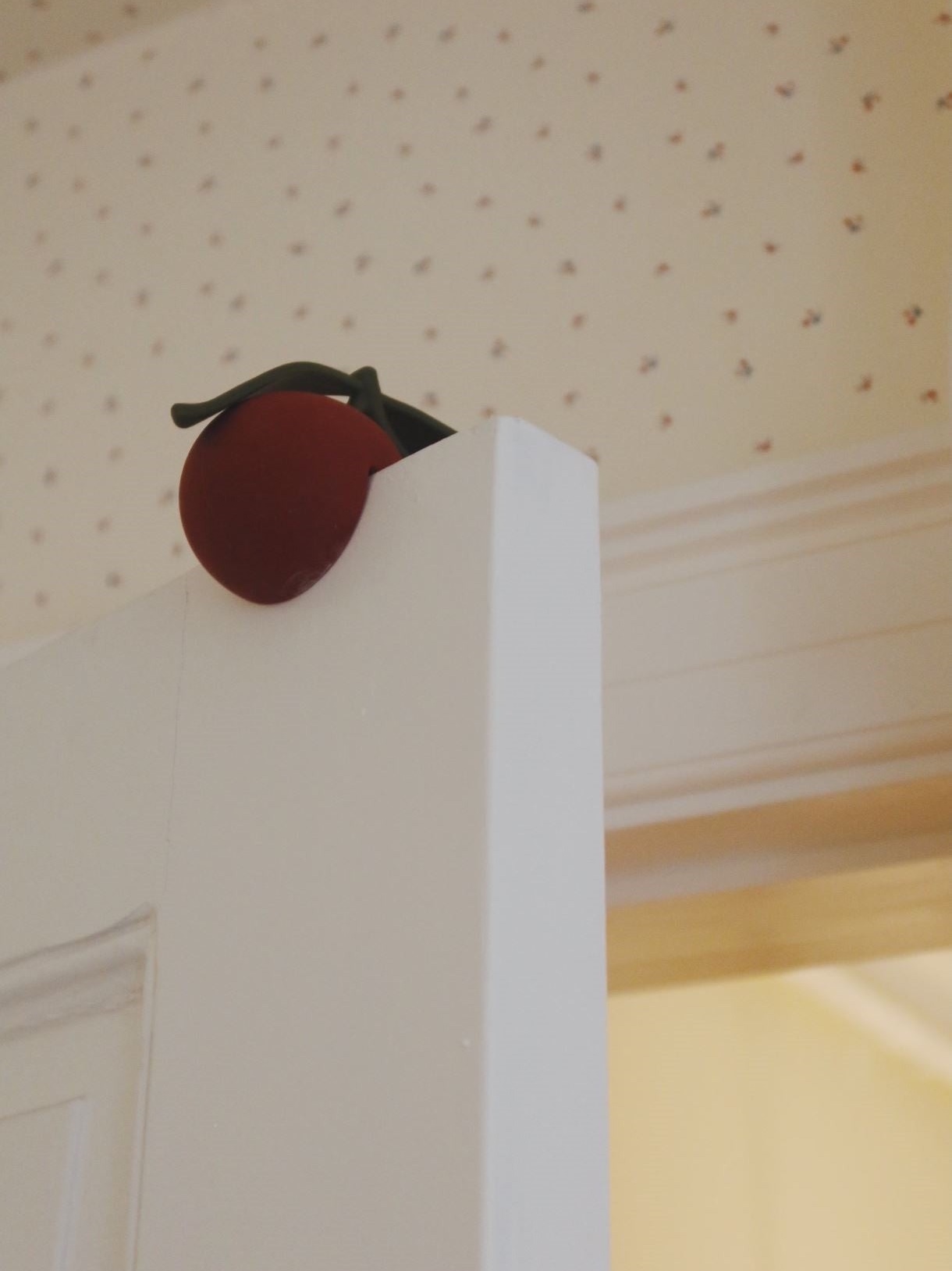 Konges Sløjd Door Stop Cherry 착용 스타일