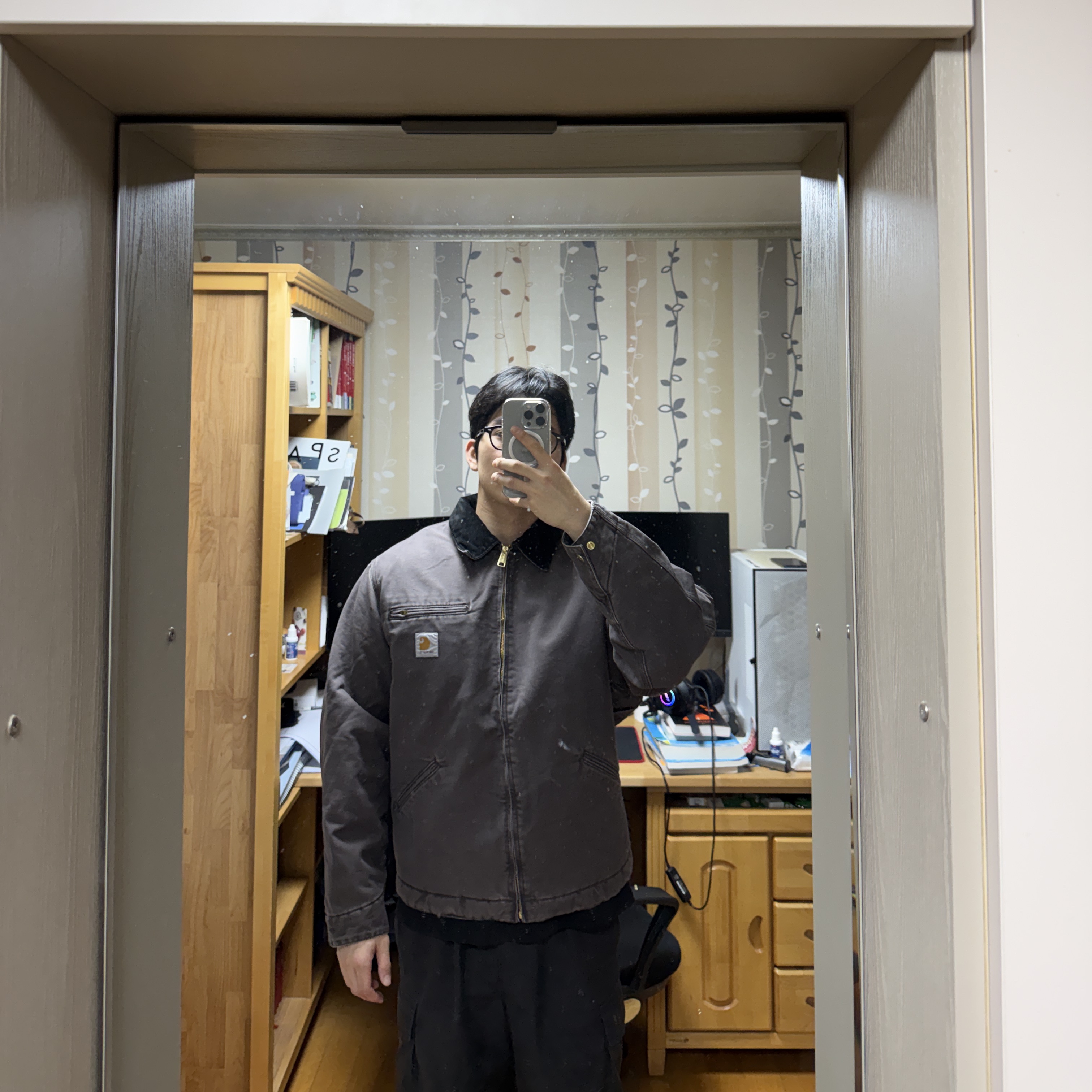 Carhartt WIP OG Detroit Jacket Tobacco Black 착용 스타일