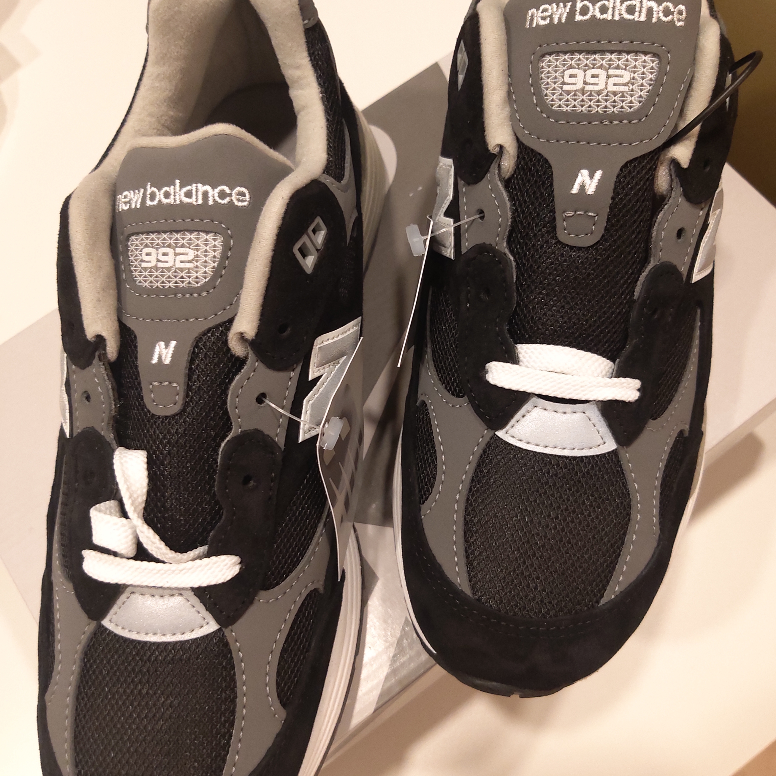 New Balance 992 Made in USA Core Black Grey 착용 스타일 - 3