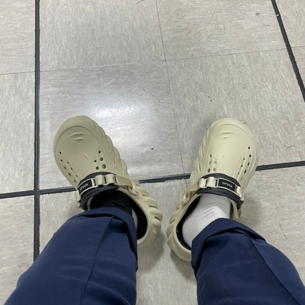 Crocs Echo Clog Bone Black 착용 스타일