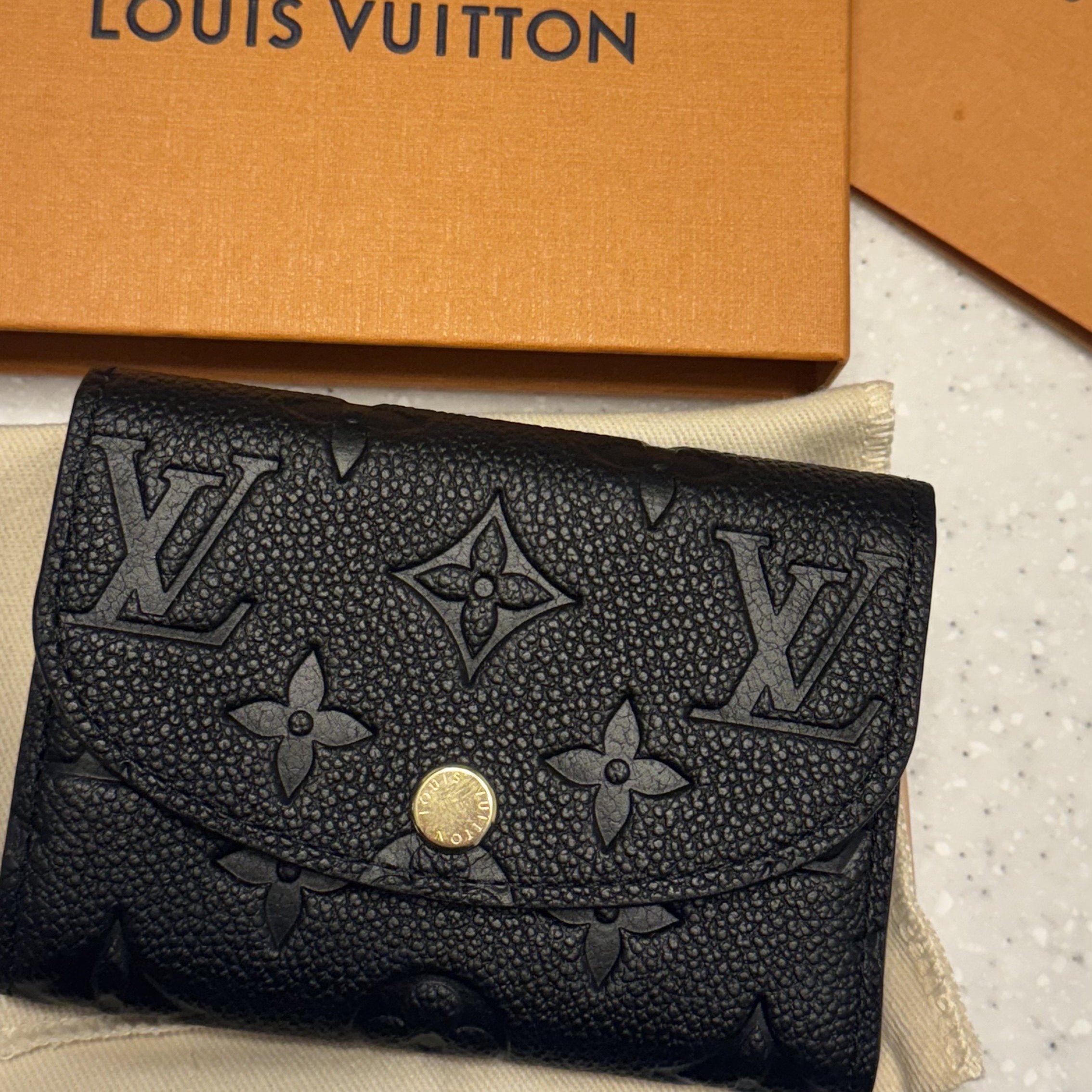 Louis Vuitton Rosalie Coin Purse Monogram Black 착용 스타일