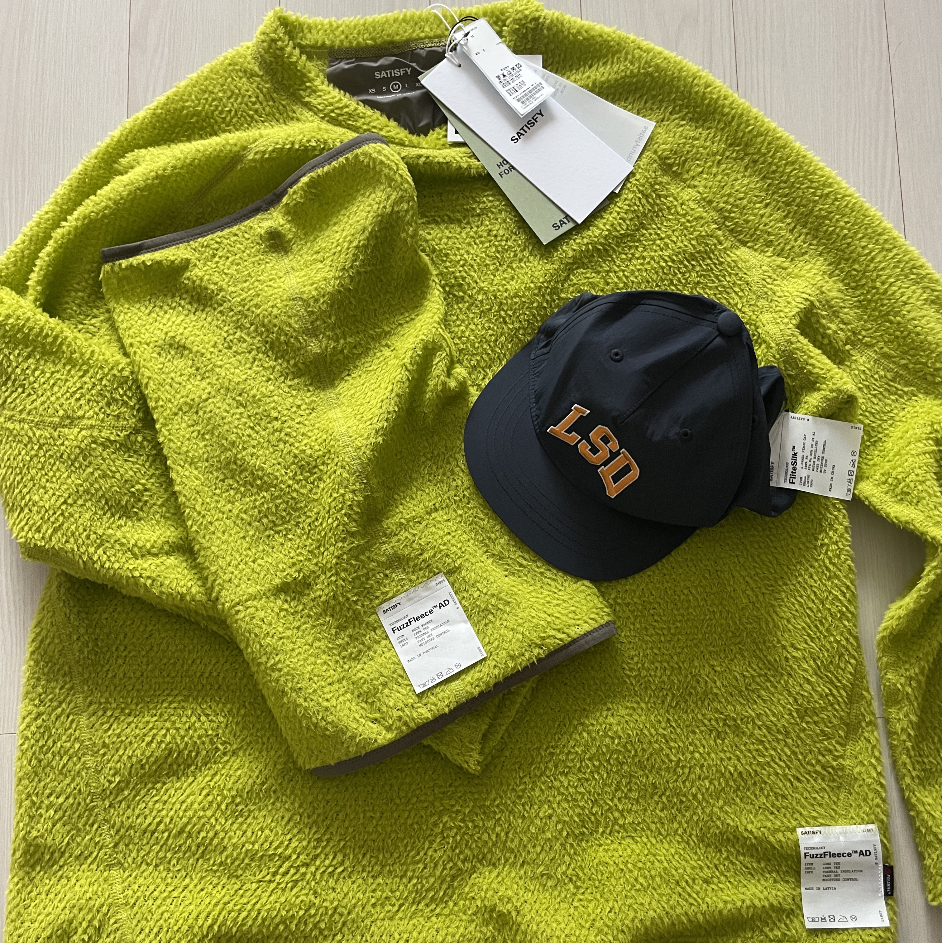 Satisfy FuzzFleece AD Long T-Shirt Grenoble Green, Satisfy Flitesilk 5-Panel Pinch Cap Navy 착용 스타일