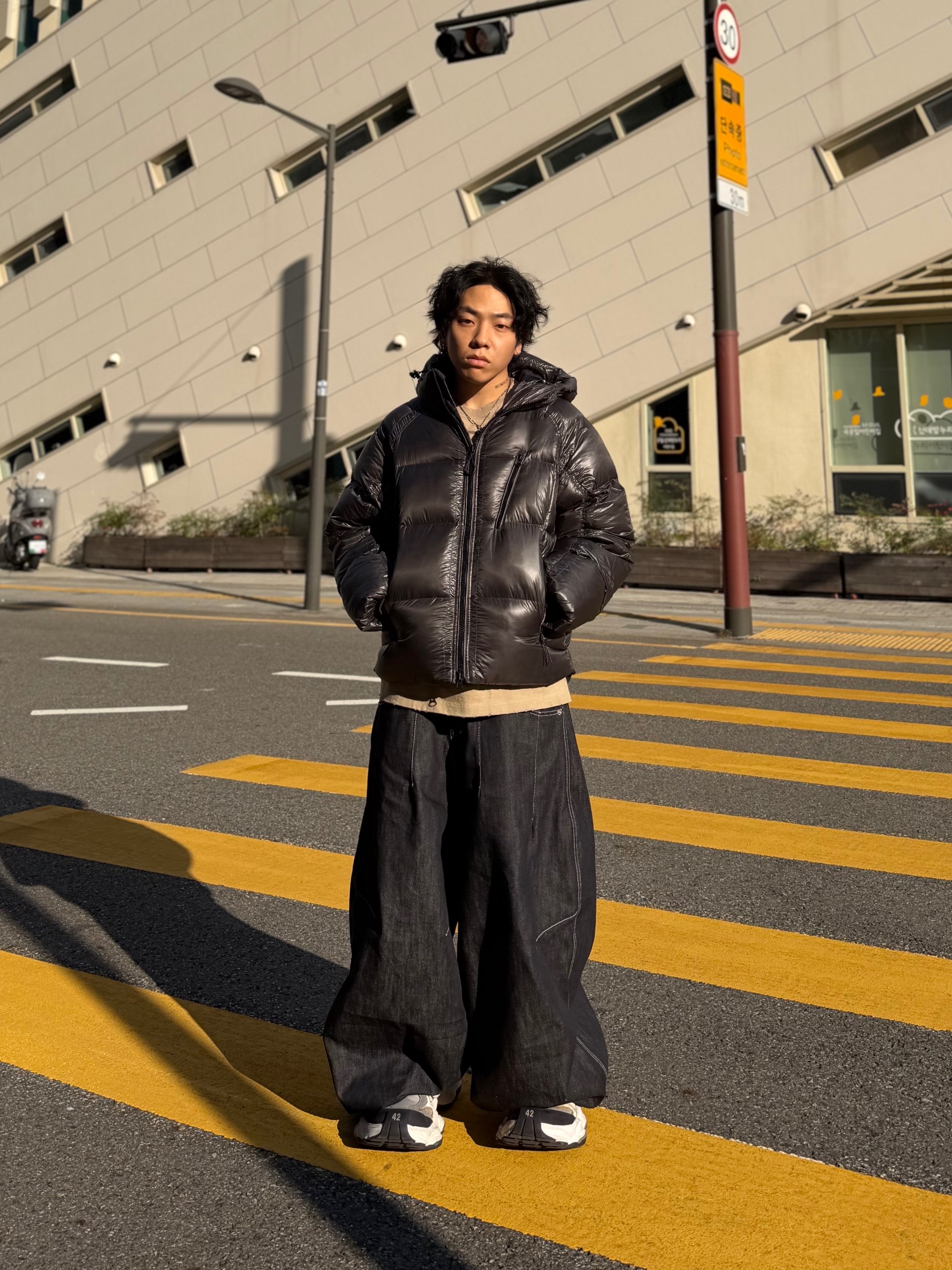 Musinsa Standard Synthetic Leather Puffer Short Padding Jacket Black, Balenciaga Cargo Sneakers White Grey 착용 스타일 - 2