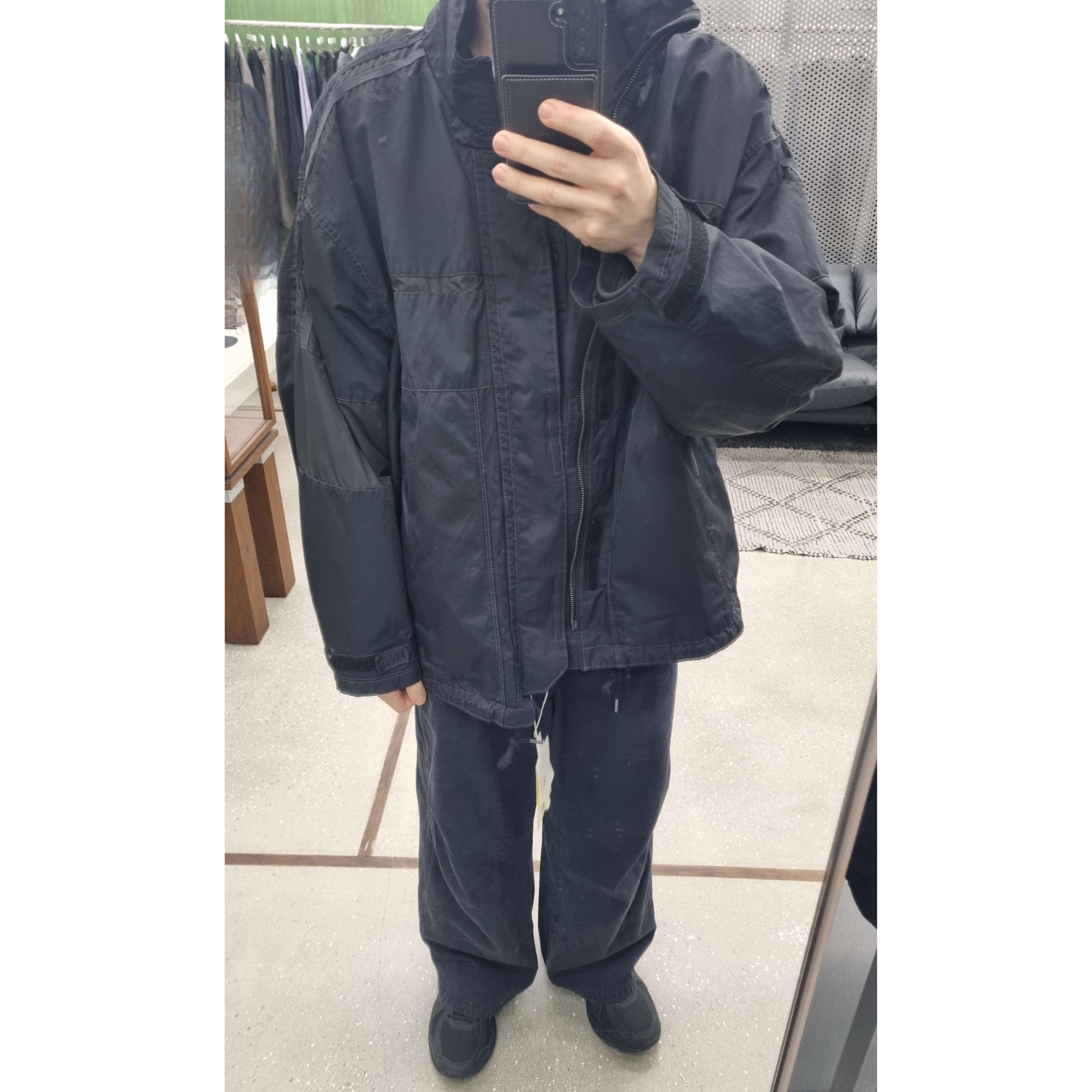 Asics Jog 100 T Black - 4E Extra Wide, Polyteru Old School Track Parka Black 착용 스타일 - 1
