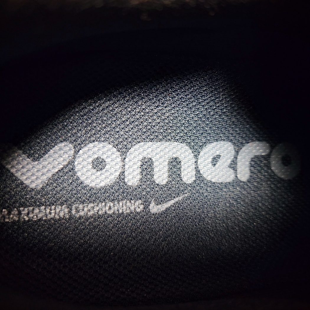 Nike Vomero 18 Black Dark Smoke Grey 착용 스타일 - 5