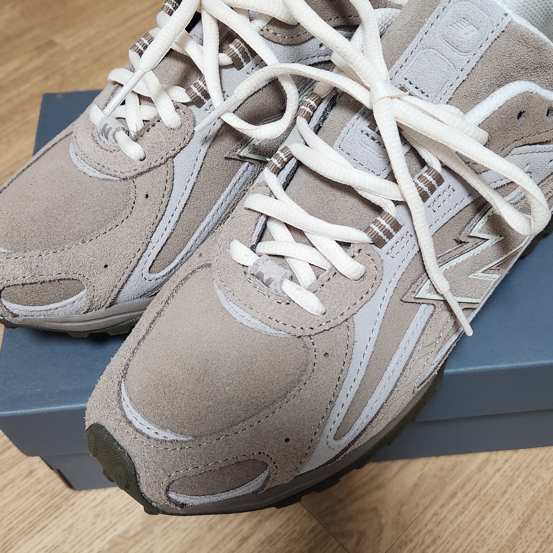 New Balance 204L Suede Mushroom Arid Stone 착용 스타일 - 1