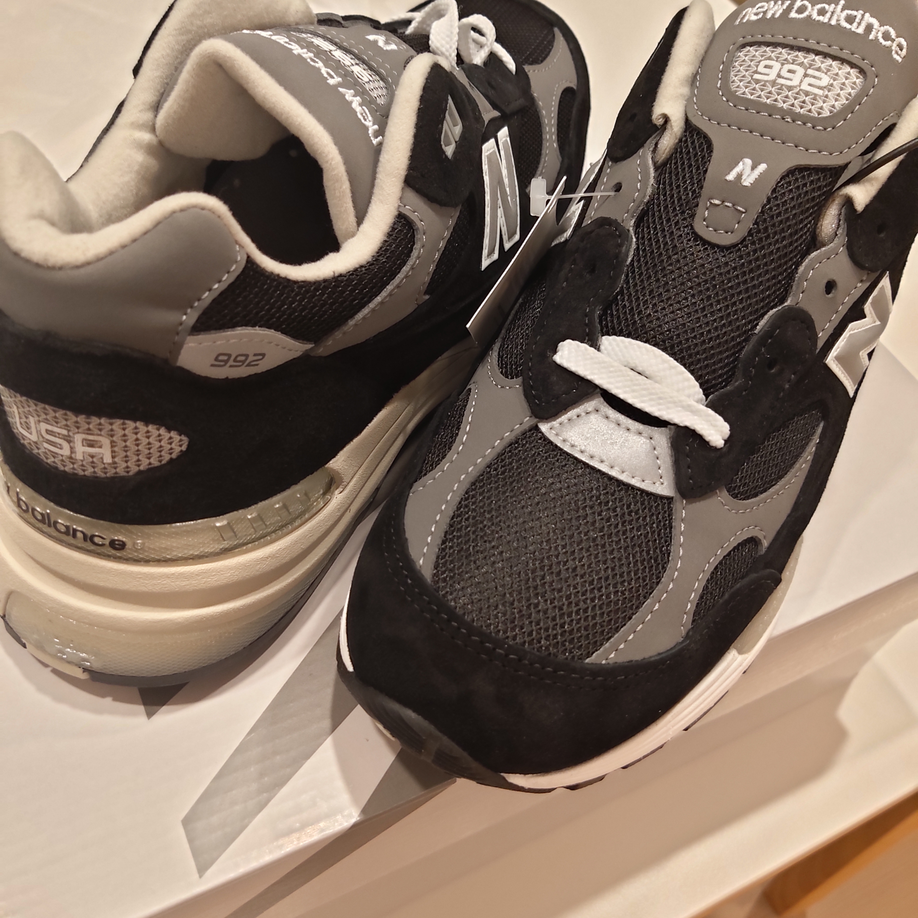 New Balance 992 Made in USA Core Black Grey 착용 스타일 - 2