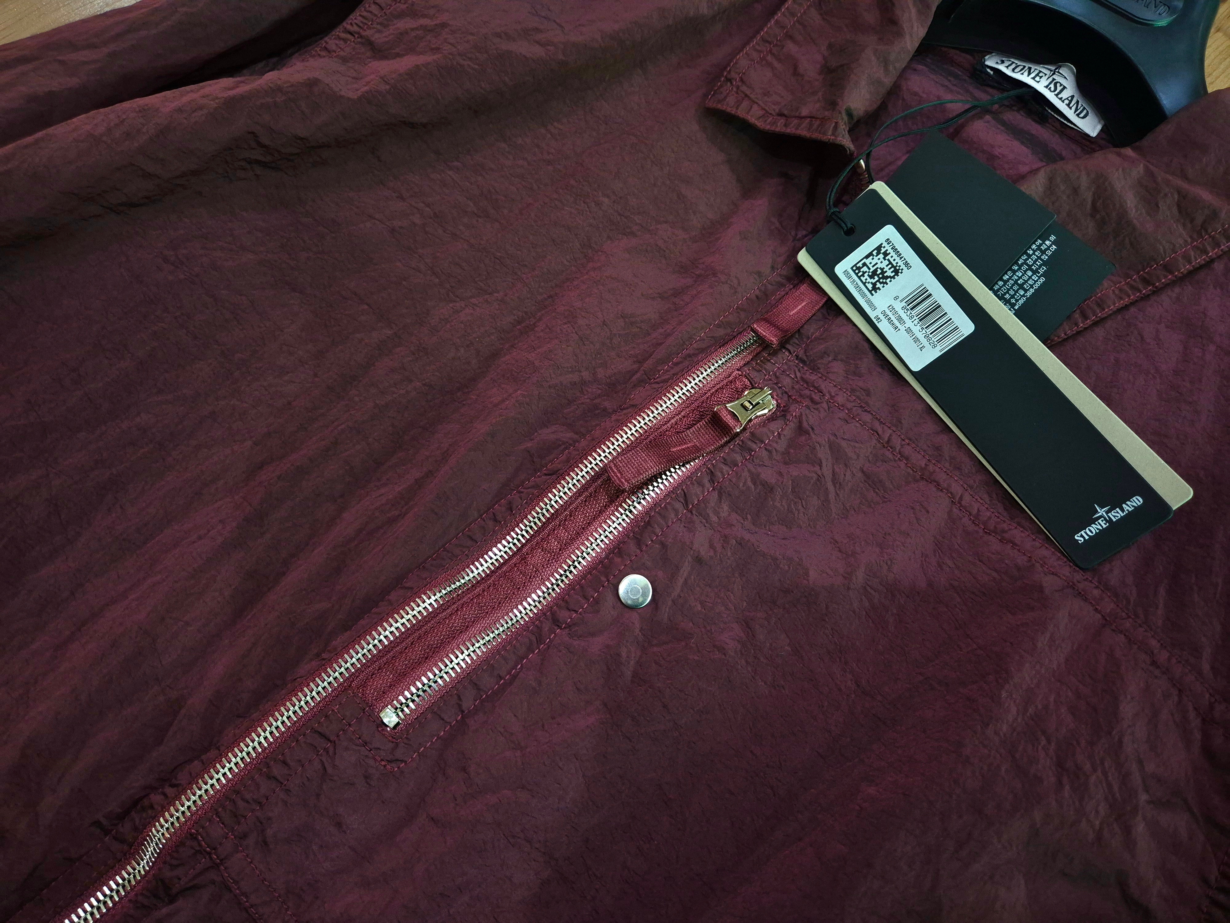 Stone Island 1200031 Nylon Metal In Econyl Comfort Fit Overshirt with Chest Pocket and Two-Way Zip Dark Burgundy - 25FW 착용 스타일 - 1