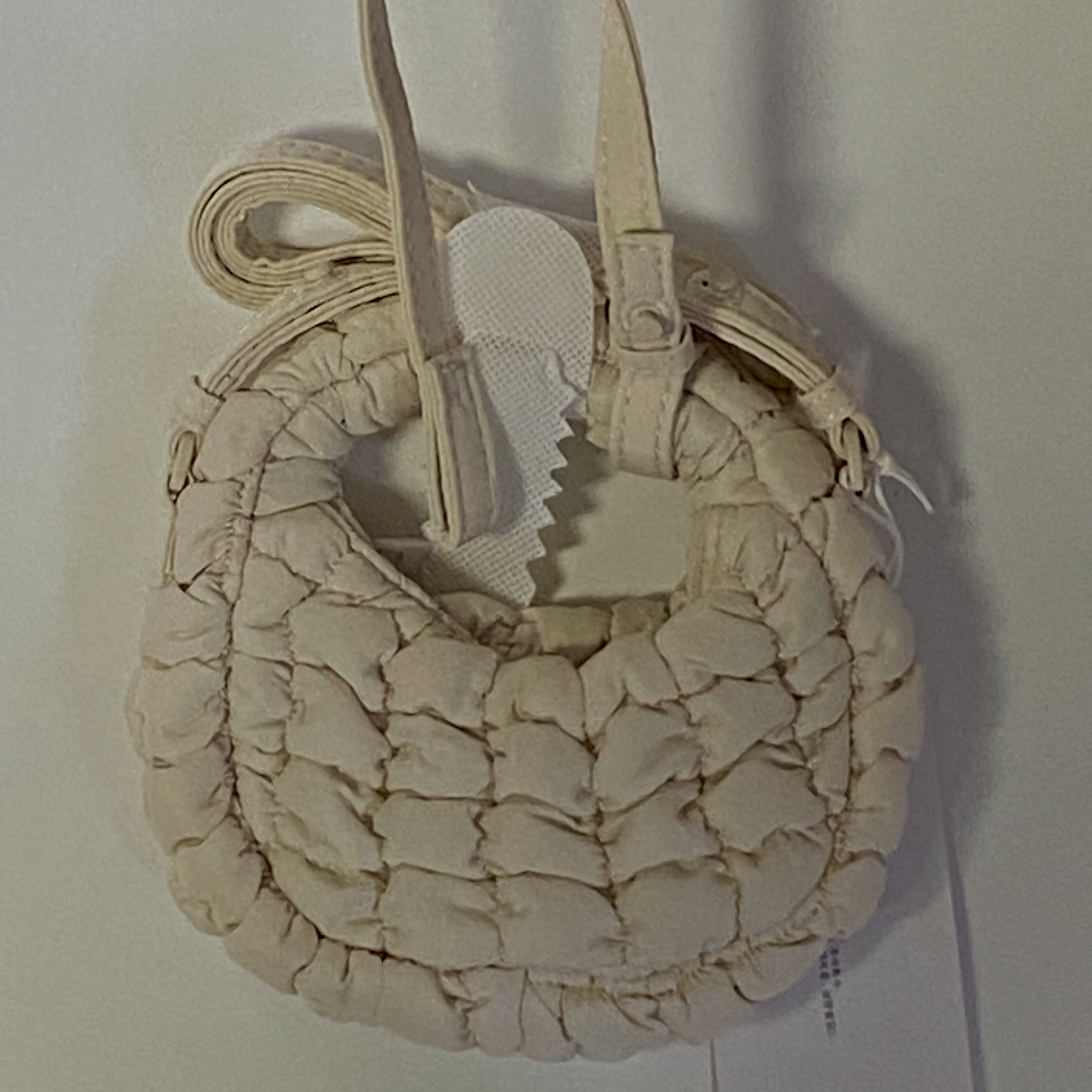 COS Quilted Nano Crossbody Bag Beige, Chanel La Creme Main Hand Cream 50ml 착용 스타일 - 3