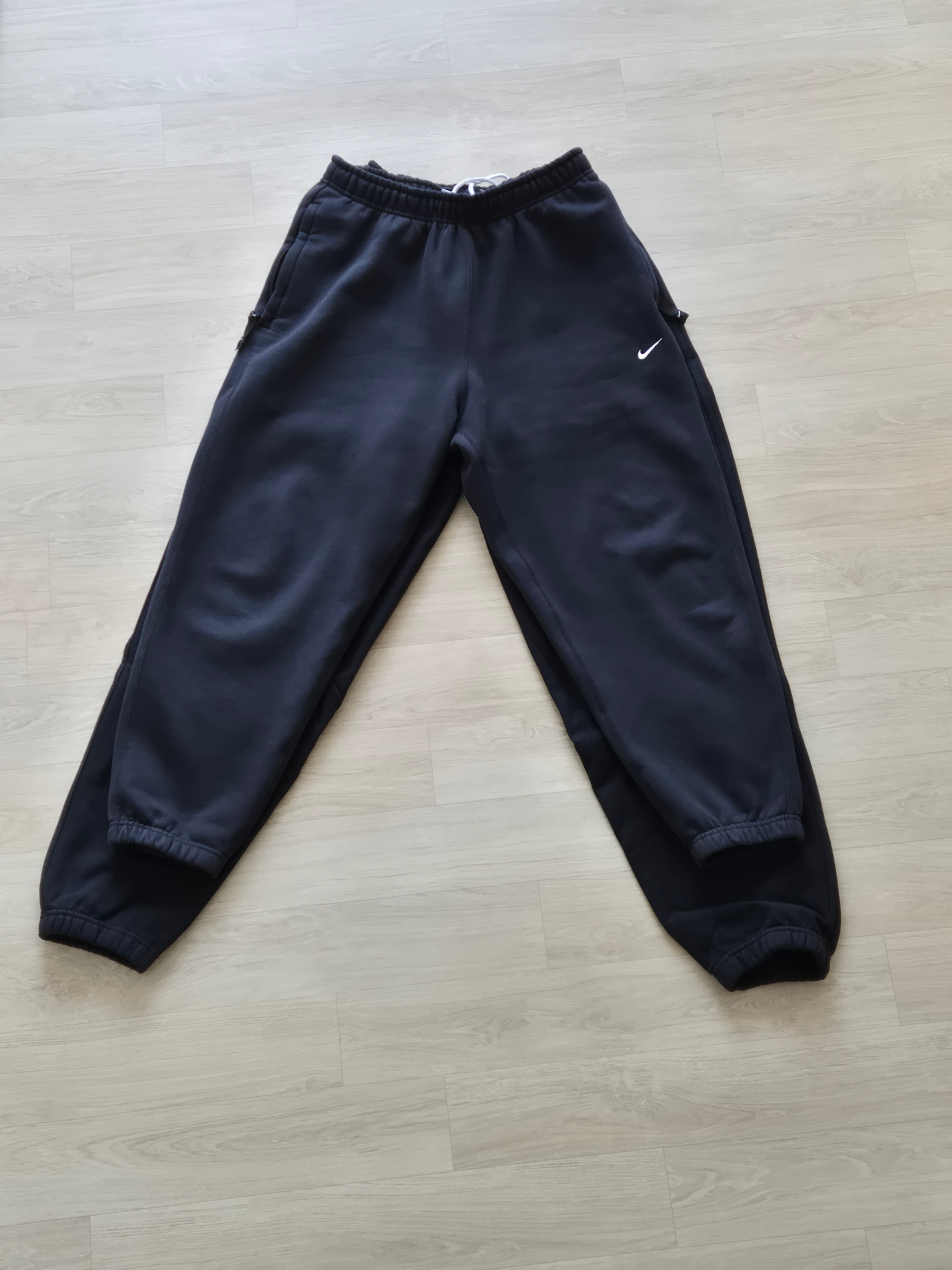 Nike x Stussy Washed Fleece Pants Black (FN5235-010), Nike Solo Swoosh Fleece Pants Black - Asia 착용 스타일 - 2