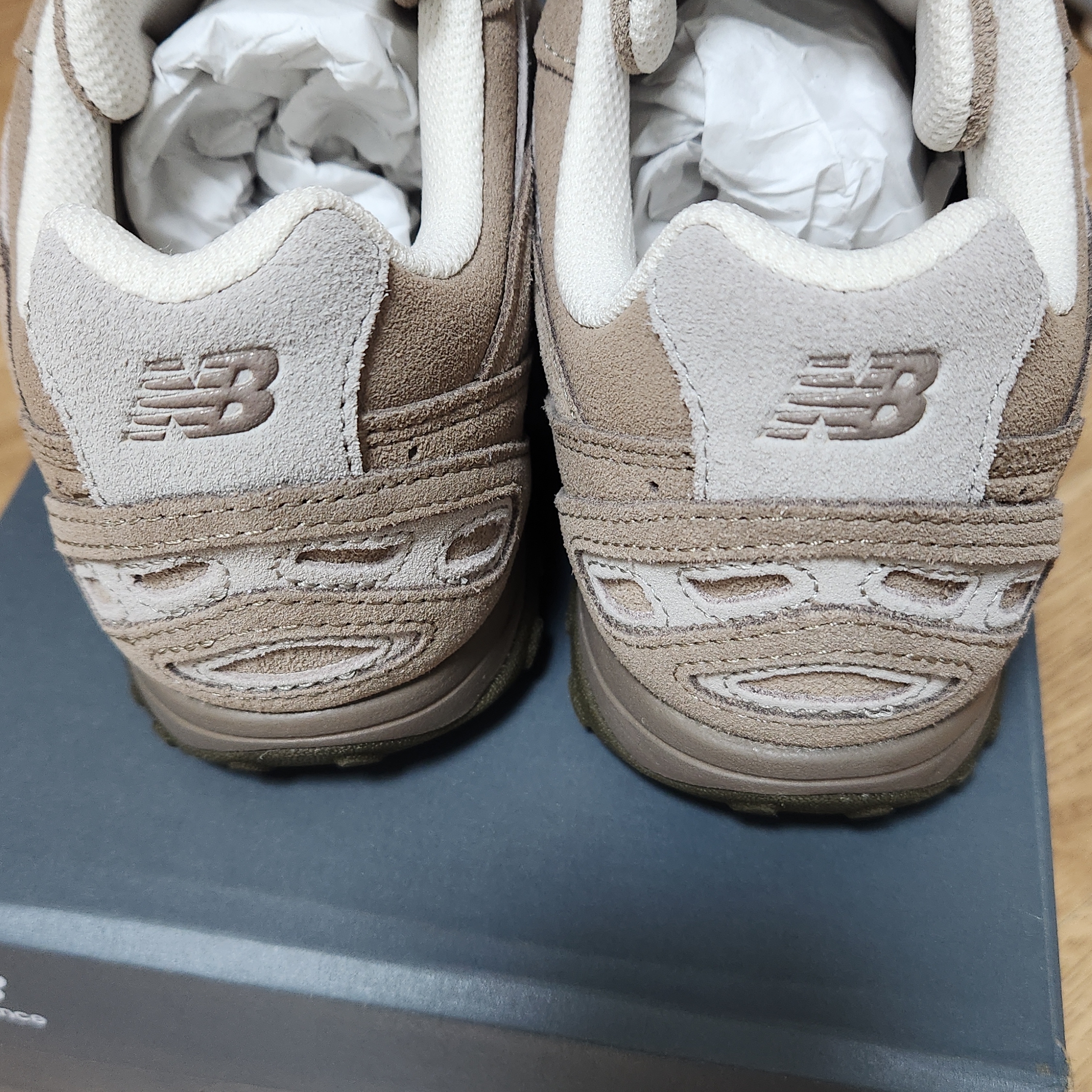 New Balance 204L Suede Mushroom Arid Stone 착용 스타일 - 2