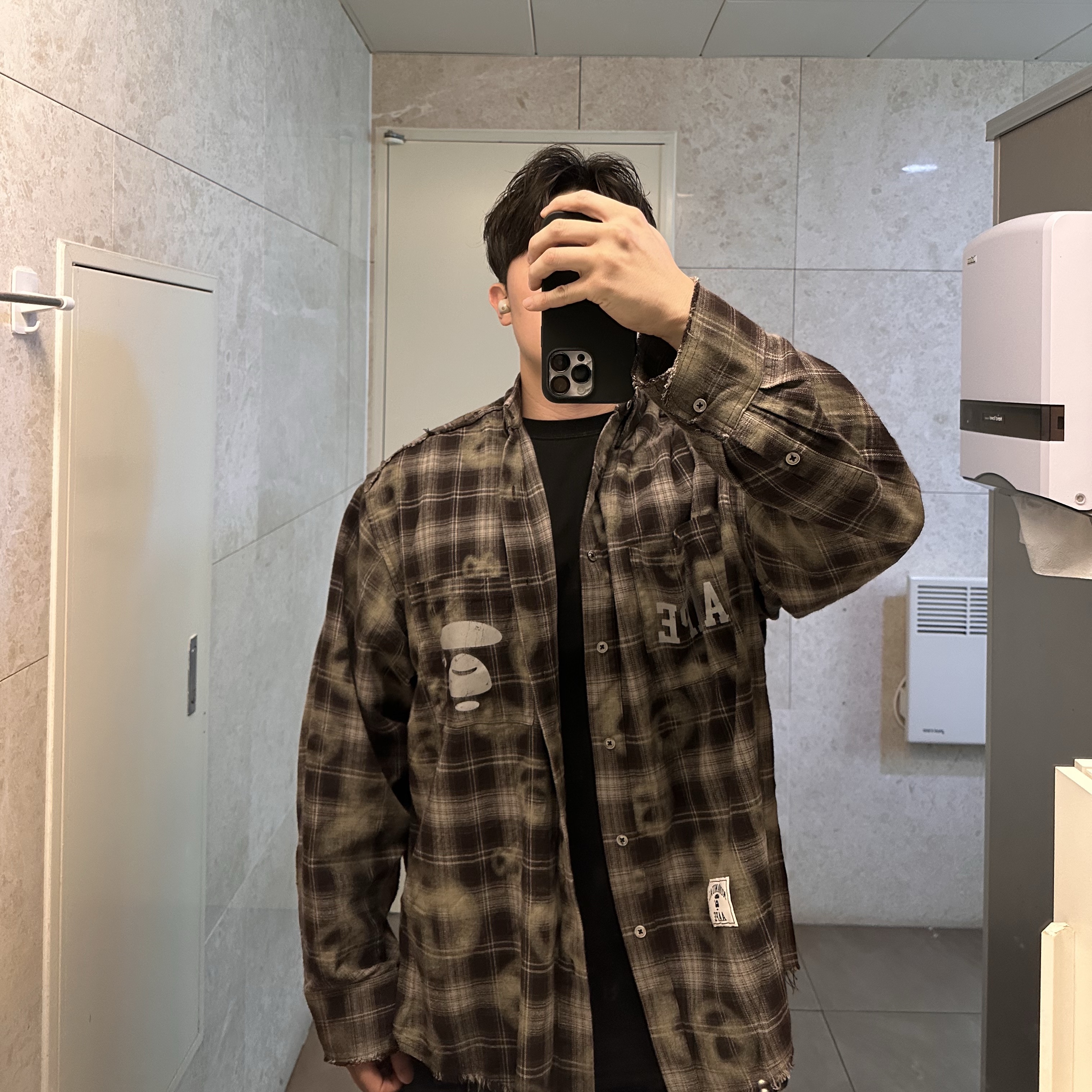 [KREAM 단독] NOMANUAL x AAPE Sprayed Symbol Check Shirt Brown 착용 스타일
