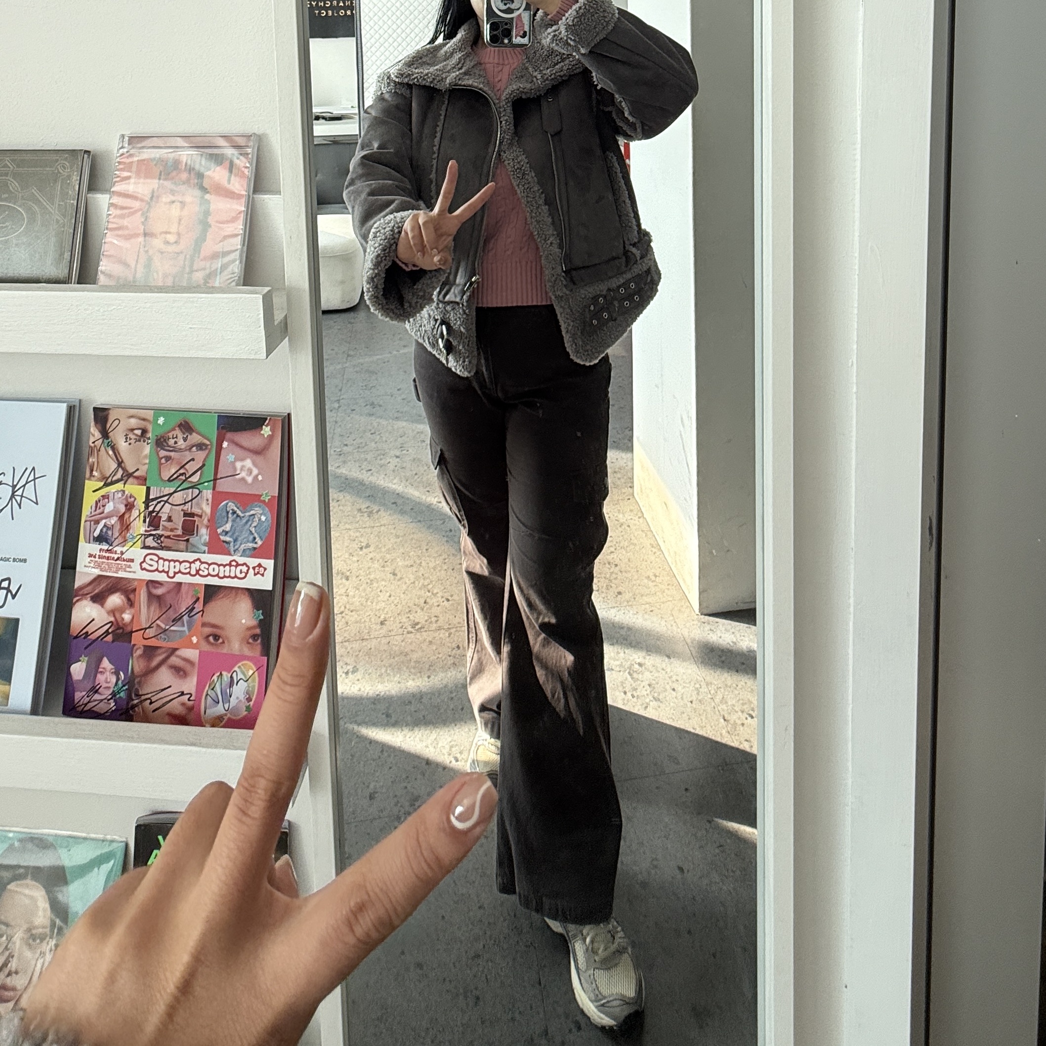 OJOS Detachable Fur Shearling Jacket Charcoal 착용 스타일 - 1