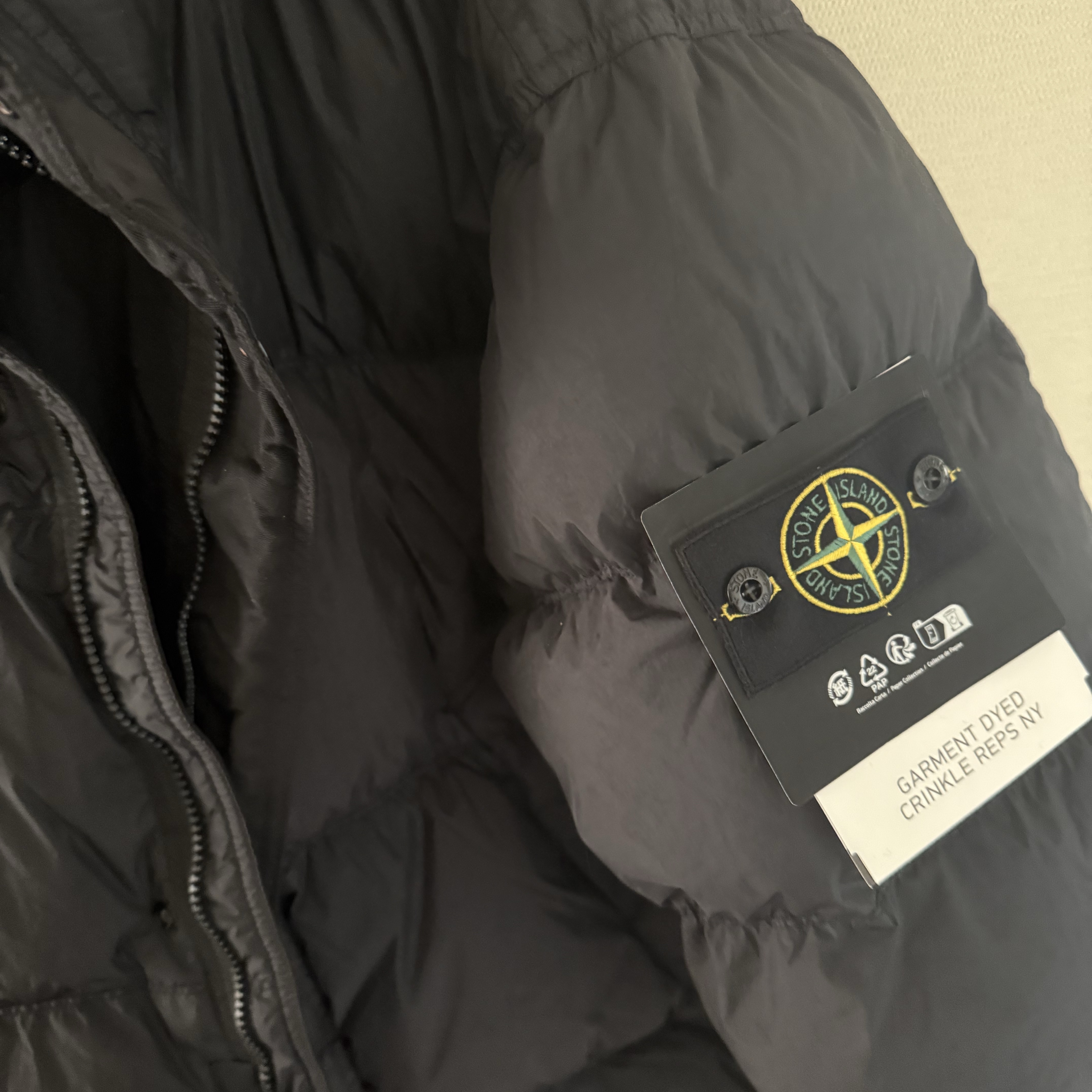 Stone Island 4100010 Crinkle Reps NY Recycled Nylon Down Jacket with Wind Resistant Black - 25FW 착용 스타일