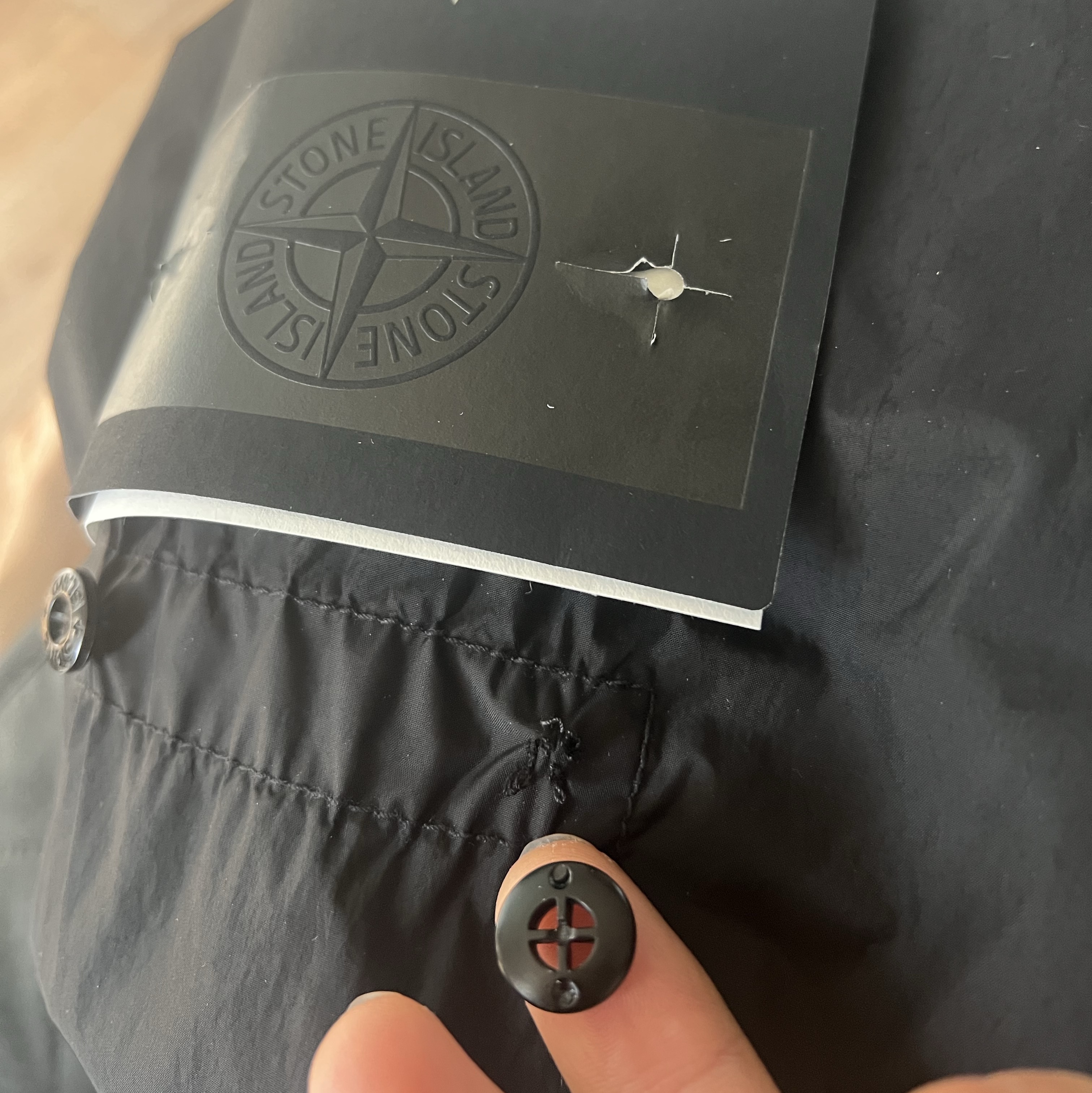 Stone Island 40823 Garment Dyed Crinkle Reps R-NY Down Jacket Black - 24FW 착용 스타일