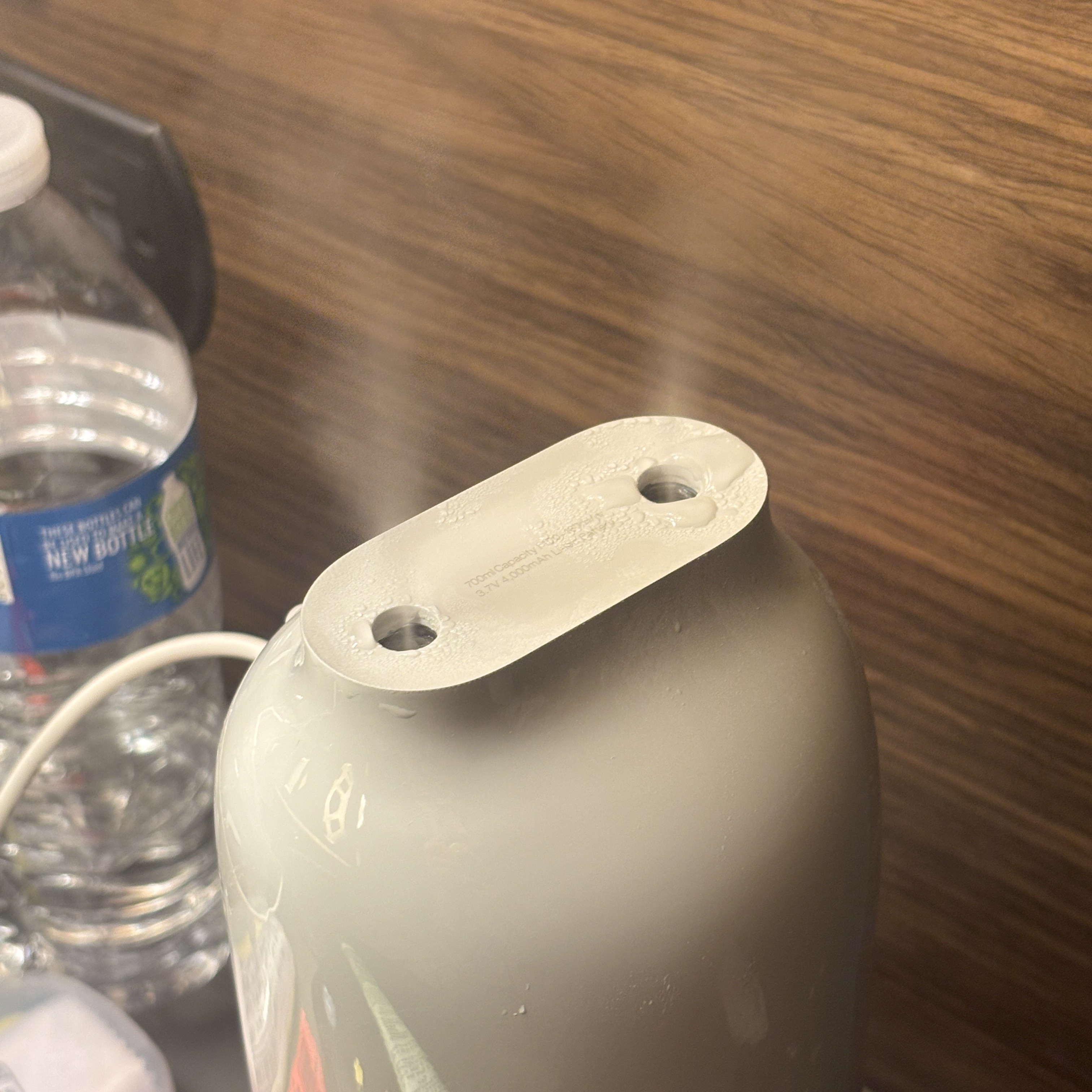 Lumena H3 X Dual Wireless Mini Humidifier Satin Beige 착용 스타일