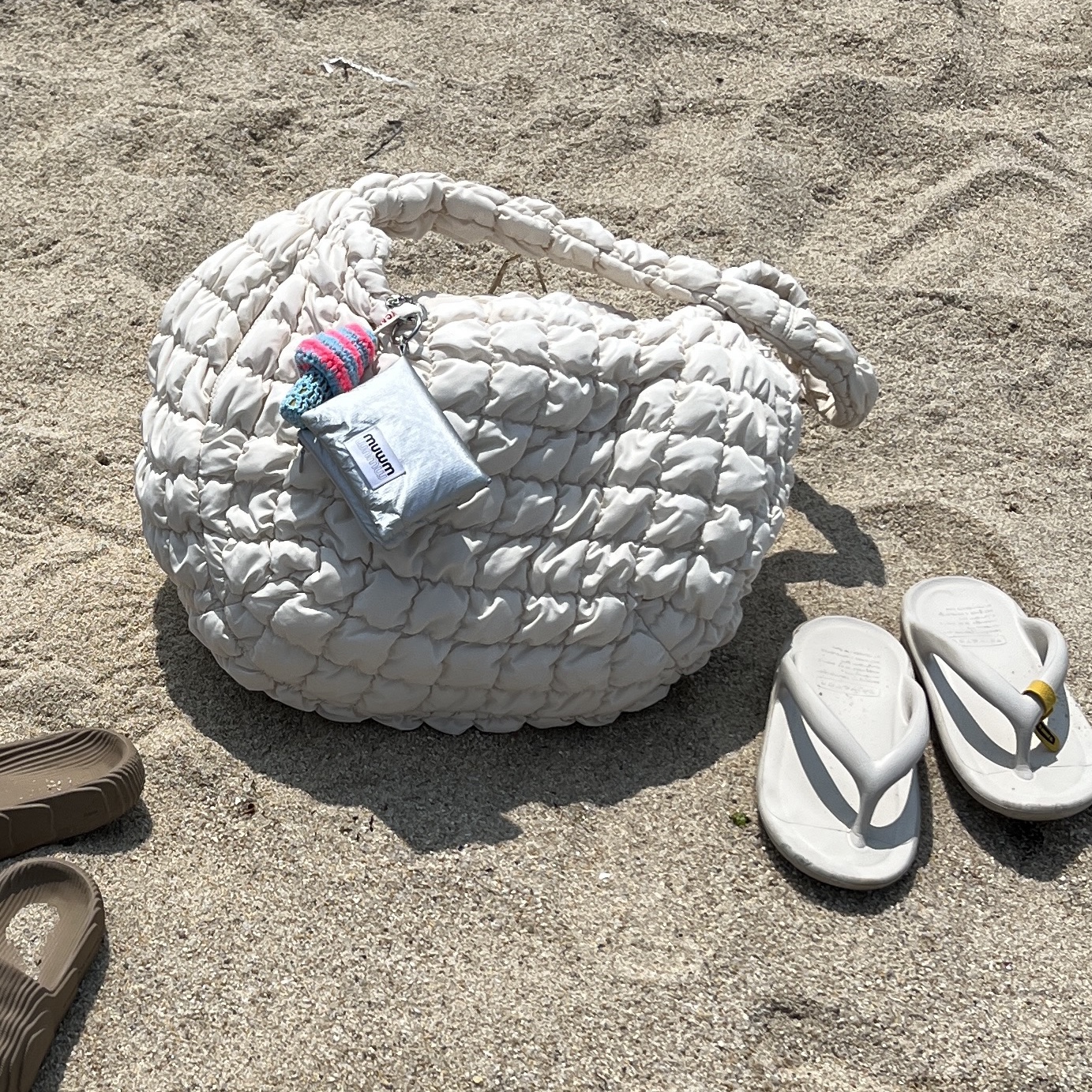 COS Quilted Oversized Shoulder Bag Off White Light Beige, Taw&Toe Zerovity OG Natural Taupe 착용 스타일
