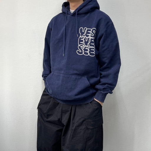 YESEYESEE C-Logo Hoodie Navy 착용 스타일
