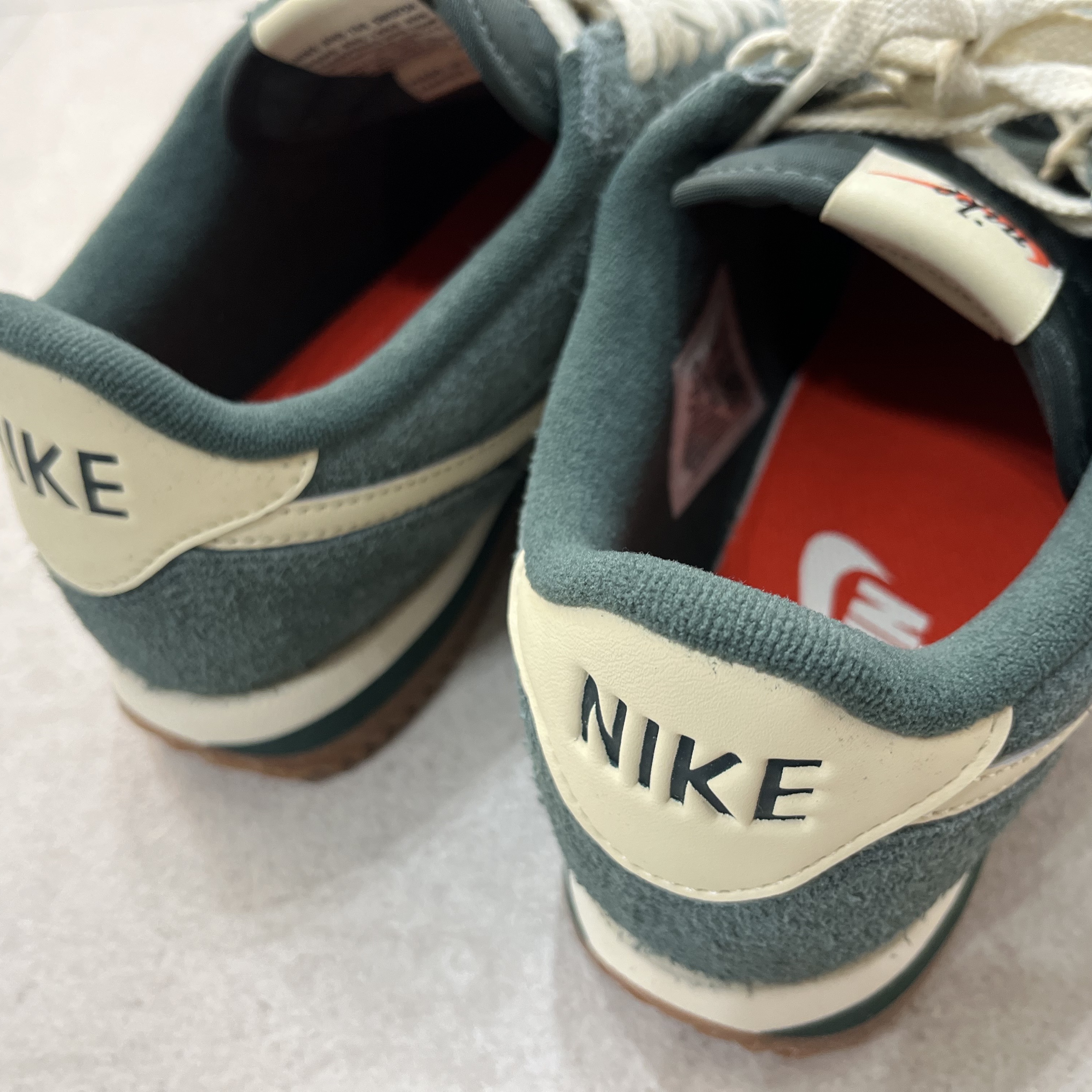 (W) Nike Cortez Vintage Suede Vintage Green Gum Medium Brown 착용 스타일 - 2