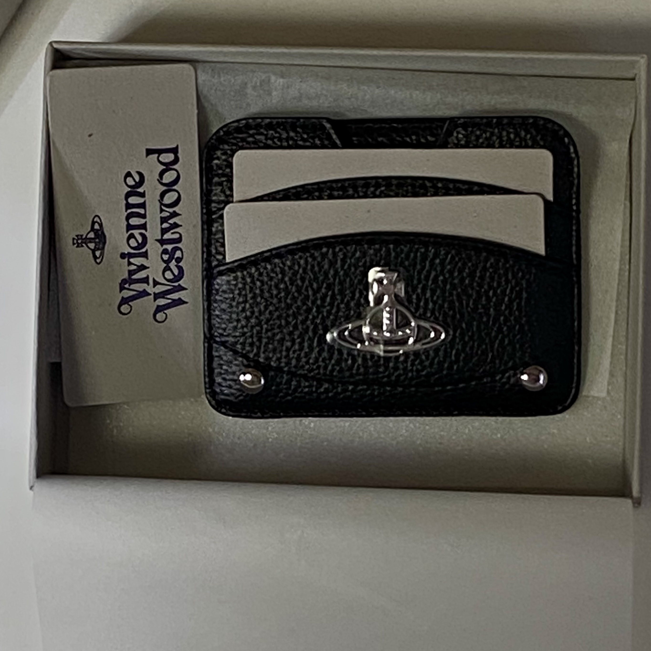 Vivienne Westwood Half Moon Card Holder Black, Chanel La Creme Main Hand Cream 50ml 착용 스타일 - 4