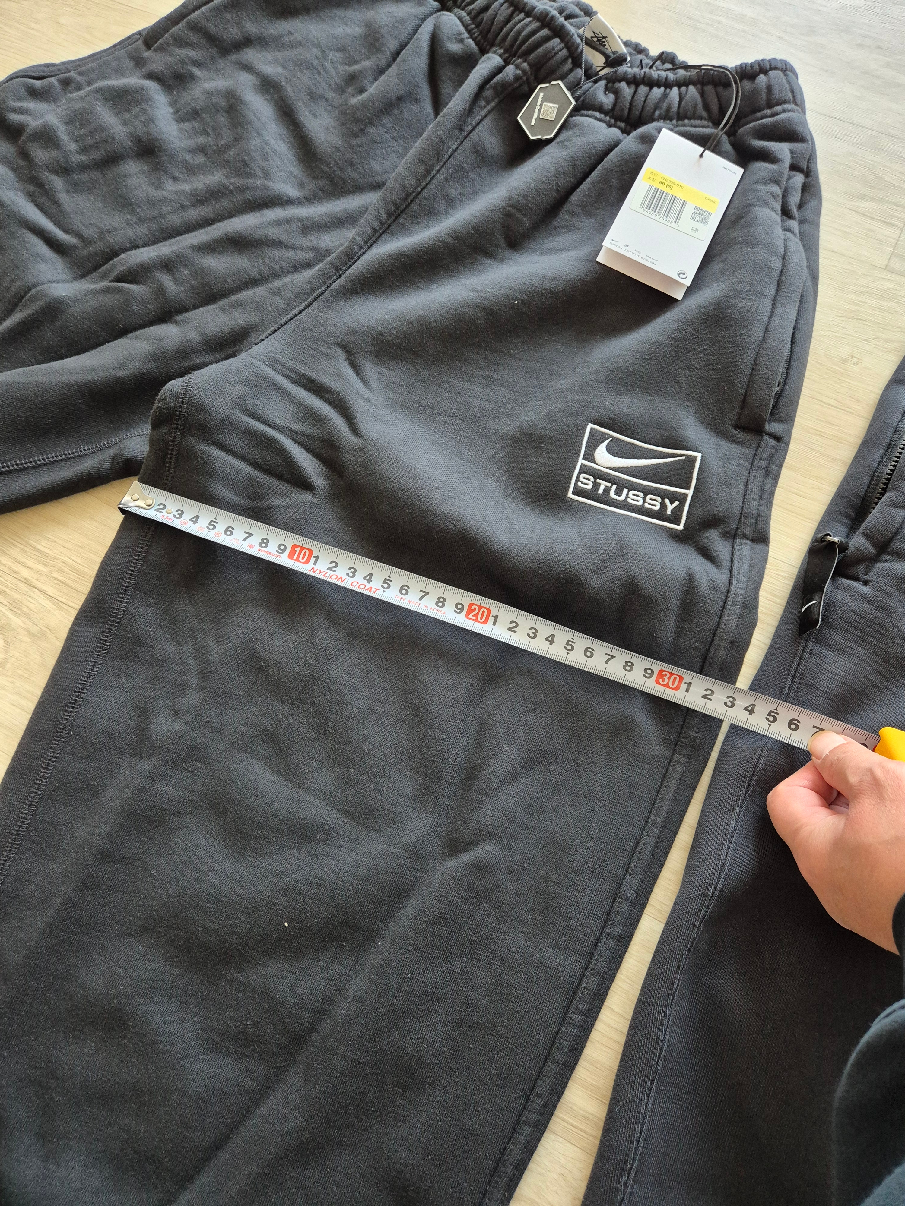 Nike x Stussy Washed Fleece Pants Black (FN5235-010), Nike Solo Swoosh Fleece Pants Black - Asia 착용 스타일 - 3