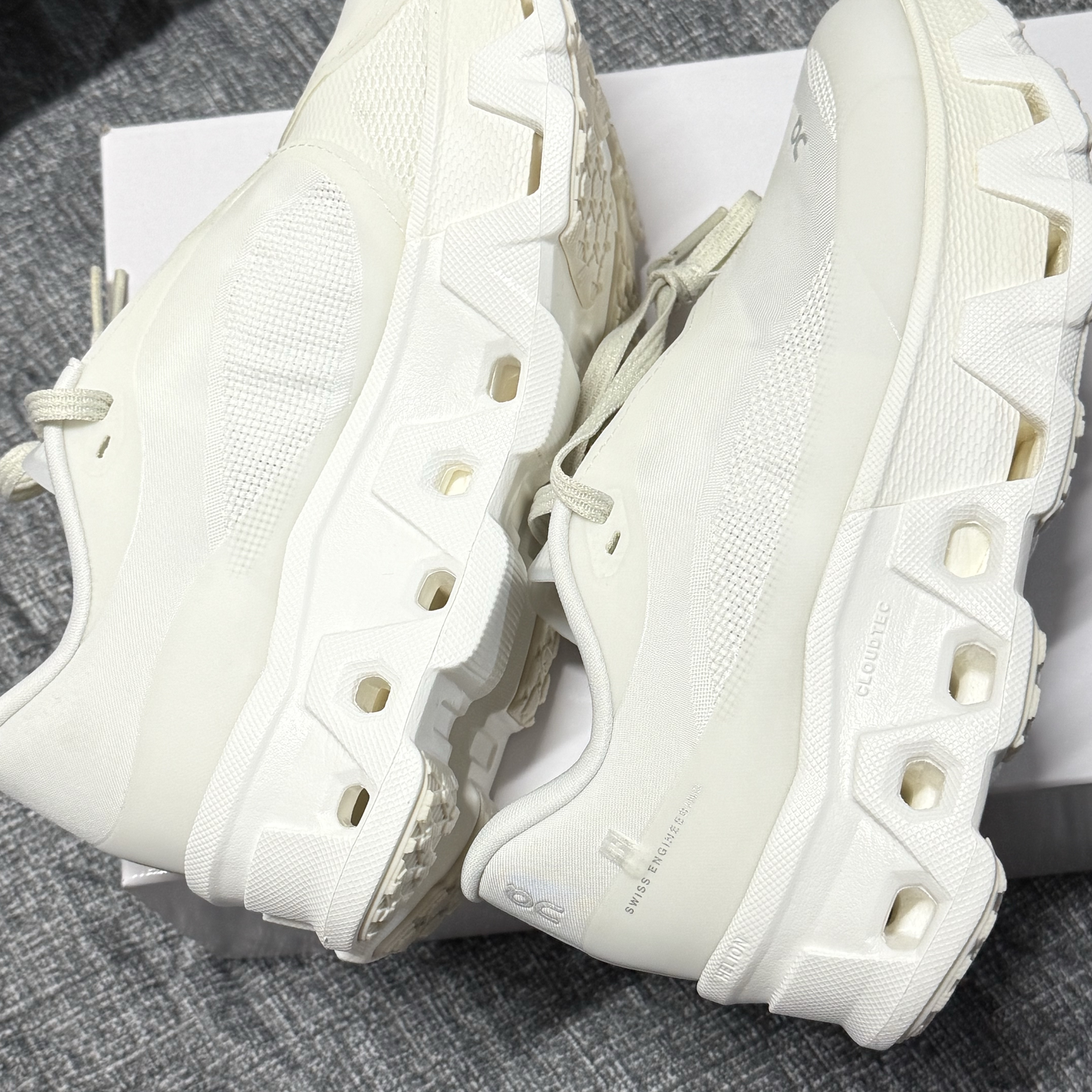 (W) On Running x Post Archive Faction (Paf) Cloudmonster Hyper White 착용 스타일 - 3