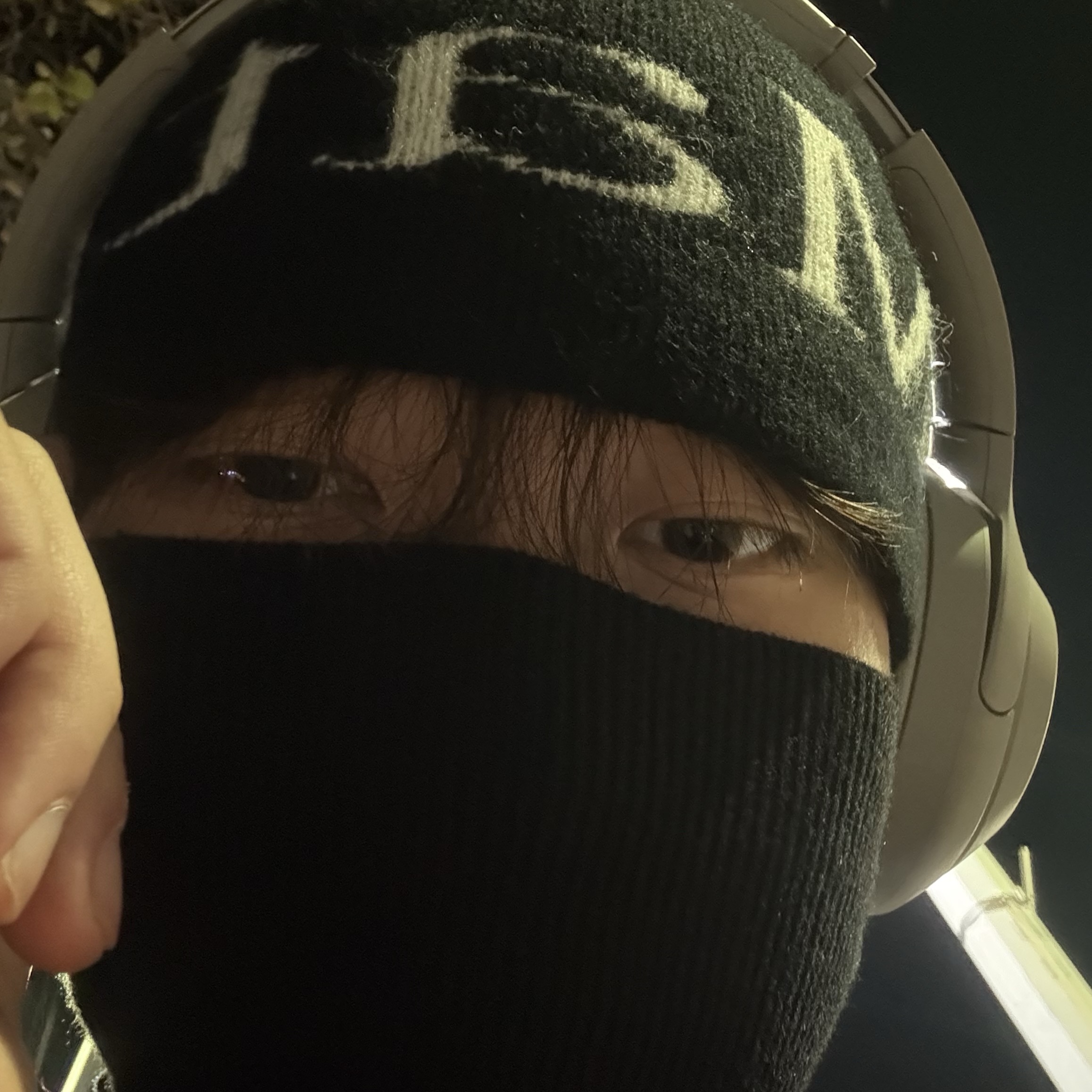 Matin Kim Logo Jacquard Short Beanie Black 착용 스타일 - 2