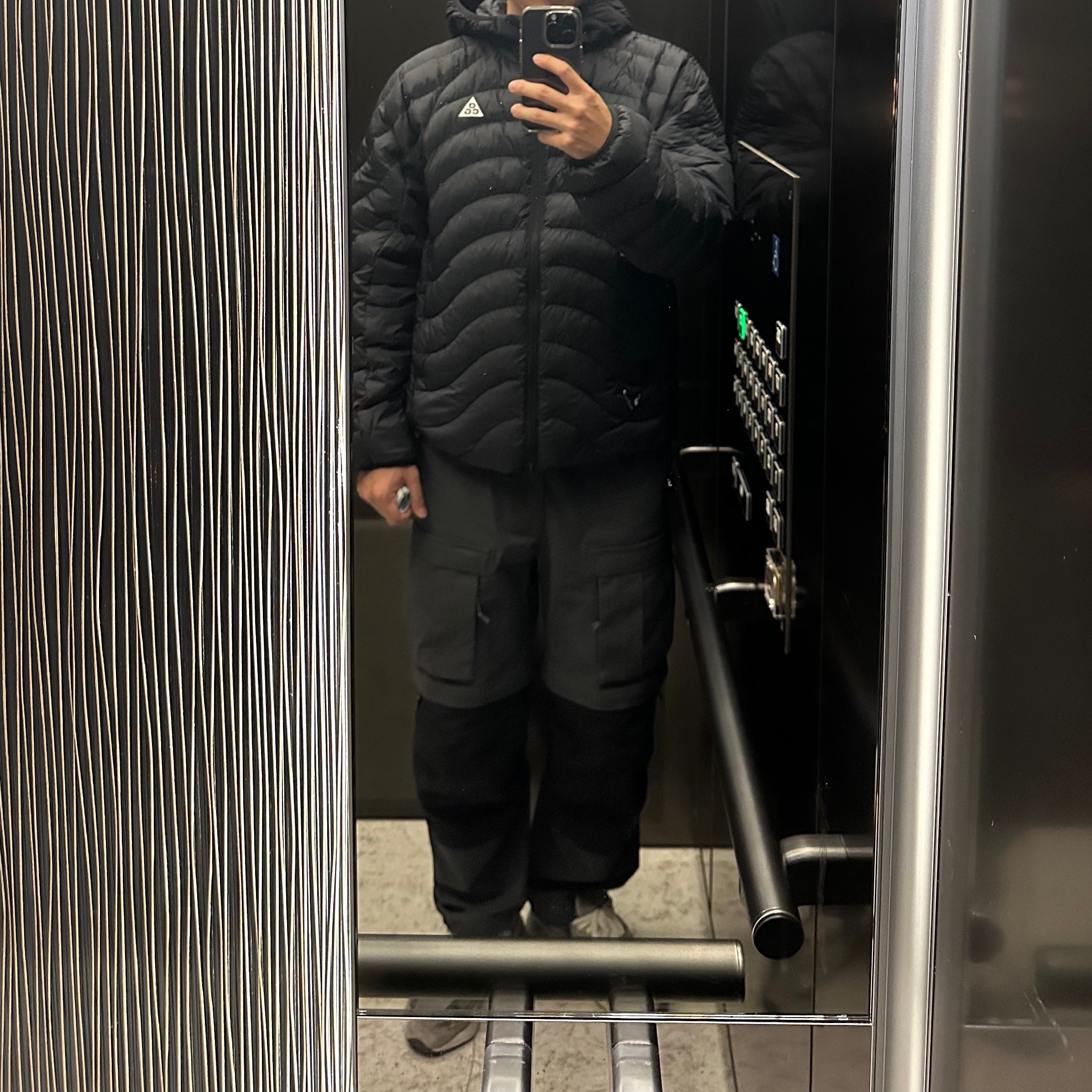 Nike ACG Lava Flow Therma-Fit ADV Jacket Black Summit White - Asia, Nike ACG Smith Summit Cargo Pants Dark Smoke Grey - Asia 착용 스타일