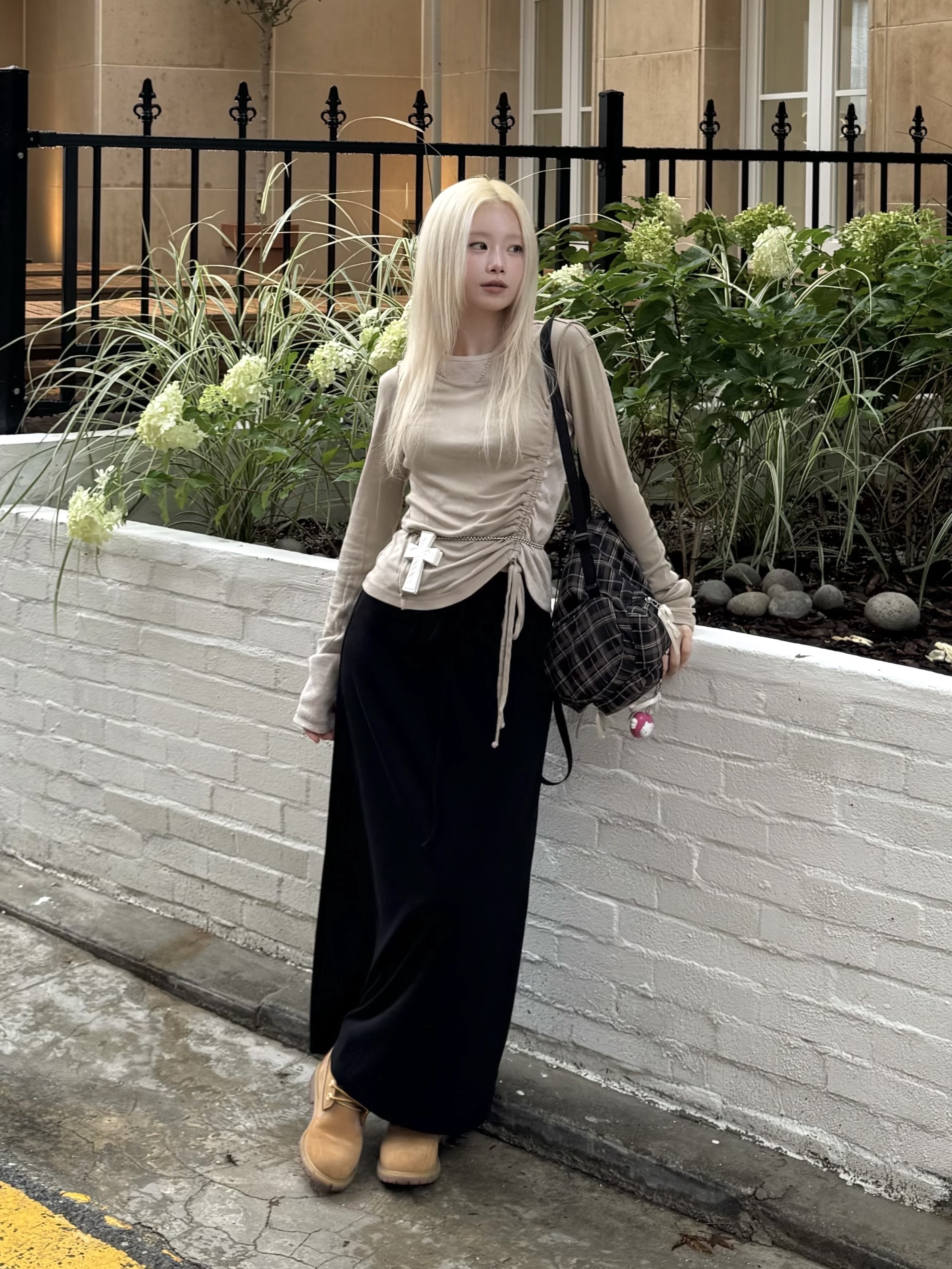 (W) Matin Kim Color Point String Slim Top Beige 착용 스타일