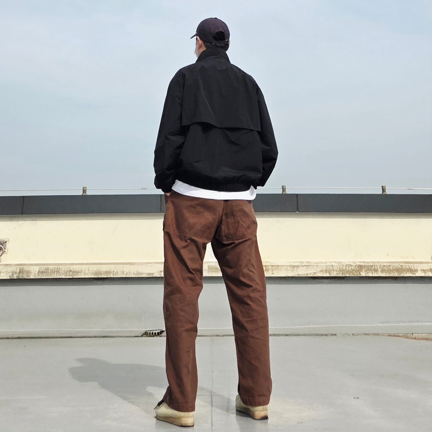 Oakley Remix Dad Hat Blackout, Clarks Wallabee Maple Suede 착용 스타일 - 5