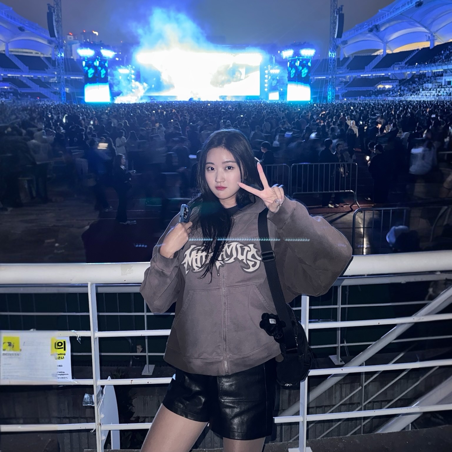 Travis Scott Circus Maximus Stadium Tour 25 Zip Hoodie 착용 스타일 - 3